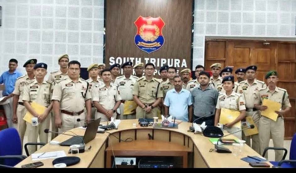 দক্ষিণ ত্রিপুরায় মাসিক অপরাধ পর্যালোচনা ও TTAADC নির্বাচন নিরাপত্তা বৈঠক
দক্ষিণ ত্রিপুরার পুলিশ সুপার শ্রী মৌর্য কৃষ্ণ সি, আইপিএস-এর সভাপতিত্বে শনিবার জেলার অপরাধ পরিস্থিতি ও নিরাপত্তা প্রস্তুতি নিয়ে দুটি গুরুত্বপূর্ণ বৈঠক অনুষ্ঠিত হয়।
