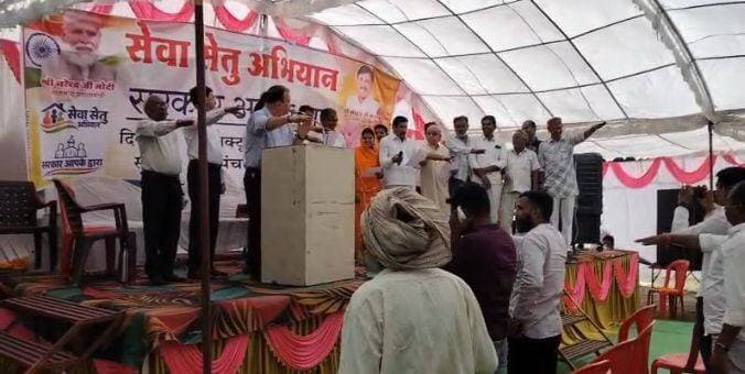 *टांकारिया में नशा मुक्ति की शपथ दिलाई गई*
उज्जैन,3 अक्टूबर। सेवा सेतु अभियान एवं मद्द निषेध सप्ताह अन्तर्गत ग्राम पंचायत टंकारिया में ब्लॉक लेवल शिविर का आयोजन किया गया ।जिसमें नगर निगम सभापति श्रीमती कलावती यादव , कलेक्टर श्री रौशन कुमार सिंह , जिला पंचायत सीईओ श्री श्रेयांस कुमट और विभिन्न जनप्रतिनिधि गण एवं ग्रामीणजन उपस्थित हुए। कार्यक्रम में सभी के द्वारा नशामुक्ति की शपथ ली गई। इसी तरह का कार्यक्रम घट्टिया में भी आयोजित किया गया।
JDjansampark Ujjain