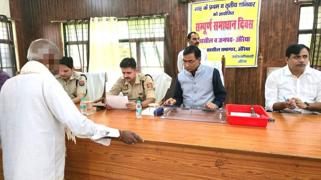 🚨 सम्पूर्ण समाधान दिवस में पहुंचे डीएम और एसपी, फरियादियों की समस्याएं सुन दिए त्वरित निस्तारण के निर्देश!
औरैया तहसील में आयोजित सम्पूर्ण समाधान दिवस के अवसर पर जिलाधिकारी बृजेश कुमार एवं पुलिस अधीक्षक अभिषेक भारती ने जनसुनवाई कर लोगों की शिकायतें सुनीं। अधिकारियों ने संबंधित विभागों को शिकायतों के गुणवत्तापूर्ण एवं समयबद्ध निस्तारण के लिए आवश्यक निर्देश दिए।
इस दौरान विभिन्न विभागों के अधिकारी एवं कर्मचारी मौजूद रहे। प्रशासन ने स्पष्ट किया कि जनता की समस्याओं का समाधान प्राथमिकता के आधार पर कराया जाएगा।
📍 जनहित से जुड़ी हर छोटी-बड़ी जानकारी के लिए फॉलो करें — दिबियापुर द लीजेंड #Auraiya #SamadhanDiwas #DMAuraiya #SPAuraiya #DibiyapurTheLegend