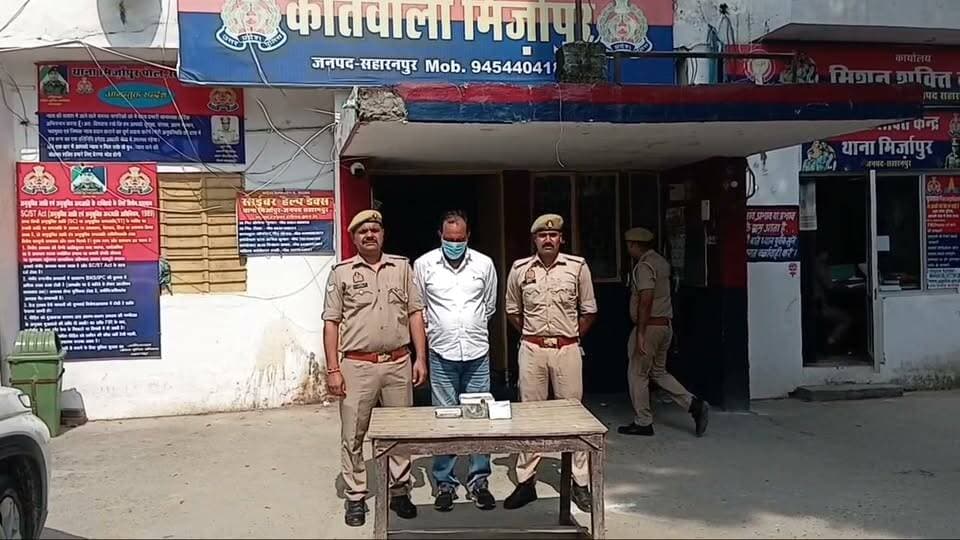 *दि सहारनपुर वॉइस/न्यूज़ 7*
*सच्चाई के साथ हरदम*
*👉🏾👉🏾 मिर्जापुर पुलिस और स्वॉट टीम की बड़ी कार्रवाई, 492 ग्राम स्मैक के साथ शातिर नशा तस्कर गिरफ्तार!!*
*👉🏾👉🏾 अंतरराष्ट्रीय बाजार में करीब 1 करोड़ रुपये कीमत की स्मैक बरामद, इलेक्ट्रॉनिक कांटा और मोबाइल भी मिला!!*
*मिर्जापुर/सहारनपुर*
_ऑपरेशन सवेरा के तहत सहारनपुर पुलिस ने मादक पदार्थों की तस्करी के खिलाफ बड़ी कार्रवाई की है। थाना मिर्जापुर पुलिस और स्वॉट/सर्विलांस सेल की संयुक्त टीम ने चेकिंग के दौरान एक कथित शातिर नशा तस्कर को गिरफ्तार कर उसके कब्जे से 492 ग्राम अवैध स्मैक बरामद की है। पुलिस के अनुसार बरामद स्मैक की अंतरराष्ट्रीय बाजार में अनुमानित कीमत करीब 1 करोड़ रुपये है।पुलिस के मुताबिक, यह कार्रवाई मुखबिर की सूचना के आधार पर की गई। जंगल ग्राम आलमपुर के पास चेकिंग के दौरान पुलिस टीम ने मेहताब पुत्र अब्दुल रहीम, निवासी ग्राम दुमझेड़ा, थाना चिलकाना, जिला सहारनपुर को गिरफ्तार किया। तलाशी के दौरान आरोपी के कब्जे से 492 ग्राम स्मैक, एक इलेक्ट्रॉनिक कांटा और एक मोबाइल फोन बरामद किया गया। पुलिस का कहना है कि इलेक्ट्रॉनिक कांटे का इस्तेमाल मादक पदार्थ की तौल के लिए किए जाने की आशंका है।गिरफ्तारी और बरामदगी के आधार पर थाना मिर्जापुर में मु0अ0सं0 319/2026, धारा 8/21 एनडीपीएस एक्ट के तहत मुकदमा दर्ज किया गया है। पुलिस द्वारा आरोपी से मादक पदार्थों के अवैध कारोबार से जुड़े फॉरवर्ड और बैकवर्ड लिंक की जांच की जा रही है, ताकि नेटवर्क से जुड़े अन्य लोगों के बारे में जानकारी जुटाई जा सके।पुलिस के अनुसार गिरफ्तार आरोपी के खिलाफ पहले भी एनडीपीएस एक्ट, गैंगस्टर एक्ट सहित कई मुकदमे दर्ज हैं। इनमें थाना चिलकाना में एनडीपीएस एक्ट के मुकदमे और गैंगस्टर एक्ट का मामला शामिल है।पुलिस ने आरोपी के खिलाफ विधिक कार्रवाई शुरू कर दी है और उसे समय से न्यायालय के समक्ष पेश किए जाने की बात कही है। इस कार्रवाई में थाना मिर्जापुर प्रभारी विनोद कुमार, एसओजी प्रभारी निरीक्षक राजीव कुमार सक्सैना, स्वॉट टीम प्रभारी उपनिरीक्षक नीरज पंवार, उपनिरीक्षक अवशेष भाटी सहित थाना मिर्जापुर, एसओजी और स्वॉट टीम के पुलिसकर्मी शामिल रहे।पुलिस का कहना है कि ऑपरेशन सवेरा के तहत नशे के अवैध कारोबार से जुड़े लोगों के खिलाफ अभियान आगे भी जारी रहेगा!!_