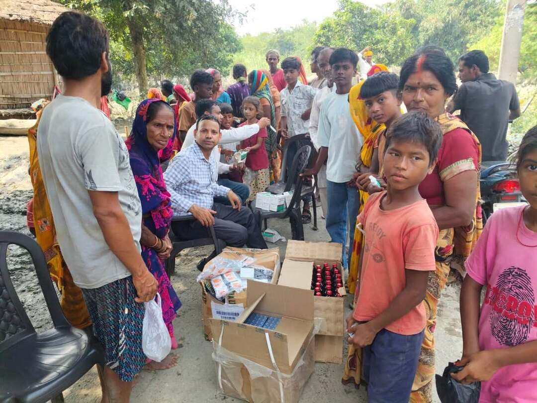 🩺 प्रभावित क्षेत्रों में स्वास्थ्य सेवाओं का नियमित संचालन
गंडक नदी के बढ़े जलप्रवाह को देखते हुए प्रभावित क्षेत्रों में लगातार स्वास्थ्य शिविर आयोजित किए जा रहे हैं। आज बैकुंठपुर, सिधवलिया, मांझा एवं गोपालगंज सदर में कुल 13 मेडिकल कैंप लगाए गए, जहां 2,490 मरीजों का उपचार किया गया।
अब तक 72 मेडिकल कैंपों में 6,144 मरीजों का उपचार किया जा चुका है। गर्भवती महिलाओं, नवजात शिशुओं, किशोरों, वृद्धों एवं वयस्कों की स्वास्थ्य जांच की जा रही है।
त्वरित चिकित्सा सुविधा के लिए 2 बोट एम्बुलेंस सक्रिय हैं तथा संक्रमण से बचाव हेतु प्रभावित क्षेत्रों में ब्लीचिंग पाउडर का नियमित छिड़काव कराया जा रहा है।
#SamratChoudhary #Gopalganj #FloodRelief #HealthServices #MedicalCamp #Bihar #InformationAndPublicRelationsDepartment