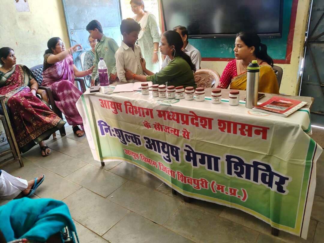 सेवा संकल्प अभियान के अंतर्गत "सेवा मेरा योगदान" कार्यक्रम के तहत कलेक्टर एवं जिला मजिस्ट्रेट श्री अर्पित वर्मा के निर्देशानुसार आयुष विभाग द्वारा जिले के समस्त औषधालय पर नि:शुल्क आयुष स्वास्थ्य एवं चिकित्सा शिविरों का आयोजन किया गया। इस पहल का मुख्य उद्देश्य ग्रामीण एवं शहरी क्षेत्रों के अंतिम व्यक्ति तक आयुष चिकित्सा पद्धतियों के माध्यम से सुलभ, प्रामाणिक और त्वरित स्वास्थ्य सेवाएँ पहुँचाना है।
आयोजित शिविरों में अनुभवी चिकित्सकों द्वारा नागरिकों का नि:शुल्क स्वास्थ्य परीक्षण कर आवश्यक औषधियों का वितरण किया गया। इसके साथ ही आमजनों को स्वस्थ जीवनशैली हेतु जागरूक भी किया गया।
Department of Ayush, Madhya Pradesh
Collector Shivpuri
#SevaSankalpAbhiyan
#shivpuri