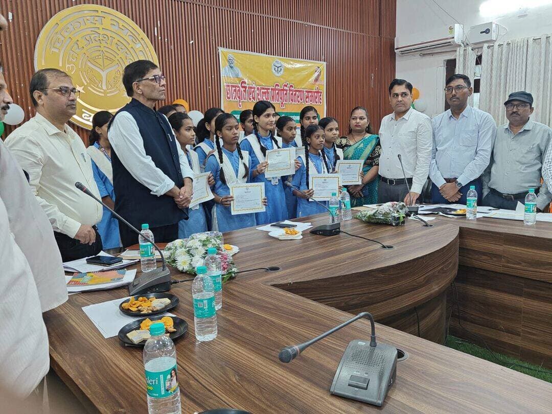 *छात्रवृत्ति से 5909 छात्र-छात्राओं के चेहरे खिले, 1.49 करोड़ रुपये की धनराशि वितरित*
*डीएम की अध्यक्षता में छात्रवृत्ति वितरण समारोह, 5909 विद्यार्थी लाभान्वित*
*छात्रवृत्ति प्रमाण पत्र पाकर खिले विद्यार्थियों के चेहरे, डीएम ने किया वितरण*
बलिया। छात्र-छात्राओं को आर्थिक सहायता उपलब्ध कराने के उद्देश्य से शनिवार को विकास भवन सभागार में छात्रवृत्ति एवं शुल्क प्रतिपूर्ति वितरण समारोह का आयोजन किया गया। कार्यक्रम की अध्यक्षता जिलाधिकारी ज्ञानेंद्र सिंह ने की। इस दौरान मुख्यमंत्री का लाइव प्रसारण भी छात्र-छात्राओं एवं उपस्थित लोगों को दिखाया गया। समारोह में जिलाधिकारी ने समाज कल्याण, पिछड़ा वर्ग कल्याण एवं अल्पसंख्यक कल्याण विभाग के छात्र- छात्राओं को छात्रवृत्ति प्रमाण पत्र वितरित किए। इस अवसर पर जीजीआईसी की कक्षा 12 की 28 छात्राओं को 3290 रुपये तथा कुंवर सिंह इंटर कॉलेज के कक्षा 10 की 16 छात्र-छात्राओं को 2250 रुपये की छात्रवृत्ति प्रमाण पत्र प्रदान किए गए।
जिले में तीनों विभागों के माध्यम से कुल 5909 छात्र-छात्राओं को 1,49,74,120 रुपये की छात्रवृत्ति धनराशि वितरित की गई। इनमें सामान्य वर्ग के 222 छात्र- छात्राओं को 6,71,000 रुपये, अनुसूचित जाति के 327 छात्र-छात्राओं को 4,58,000 रुपये, अनुसूचित जनजाति के 310 छात्र- छात्राओं को 3,72,000 रुपये, पिछड़ा वर्ग के 4582 छात्र-छात्राओं को 1,19,24,107 रुपये तथा अल्पसंख्यक वर्ग के 468 छात्र- छात्राओं को 15,49,013 रुपये की धनराशि वितरित की गई। कार्यक्रम के दौरान छात्र- छात्राओं को प्रमाण पत्र प्रदान करते हुए जिलाधिकारी ने शिक्षा के क्षेत्र में आर्थिक सहायता की महत्ता पर जोर दिया। छात्रवृत्ति मिलने से विद्यार्थियों और उनके परिवारों को पढ़ाई से जुड़े खर्चों में राहत मिलेगी। जिलाधिकारी ने छात्र-छात्राओं के साथ वंदे मातरम का गायन कर कार्यक्रम का समापन किया गया। इस समारोह में सीडीओ आलोक कुमार, जिला समाज कल्याण अधिकारी, जिला पिछड़ा वर्ग कल्याण अधिकारी जिला अल्पसंख्यक कल्याण अधिकारी एवं अन्य अधिकारीगण, शिक्षक एवं छात्र-छात्राएं उपस्थित रहे।