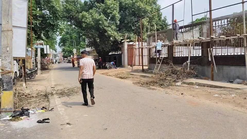धरने का दिखा असर, जगदीप यादव के धरने के बाद एसडीएम ने संवेदक को हेलीपैड हटाने का दिया निर्देश, संवेदक खेल मैदान पहुंचा