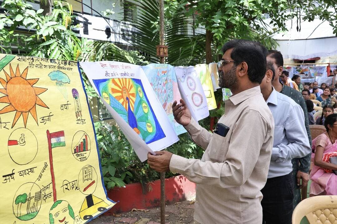 सपनों का भारत, युवाओं की उड़ान!
आज जिला मुख्यालय बालोद में 'सेवा संकल्प अभियान' के तहत 'मेरे सपनों का भारत' विषय पर जिला स्तरीय भाषण एवं चित्रकला प्रतियोगिता का भव्य आयोजन हुआ।
इस प्रतियोगिता में जिले भर से आए प्रतिभावान विद्यार्थियों ने अपनी अद्भूत कला, विचारों और शब्दों के माध्यम से एक विकसित, सशक्त और आत्मनिर्भर भारत की तस्वीर को जीवंत कर दिया। बच्चों का यह उत्साह और देशभक्ति से ओत-प्रोत जज्बा हम सभी को गौरवान्वित करने वाला है! कार्यक्रम में बड़ी संख्या में जिले के वरिष्ठ जनप्रतिनिधिगण शामिल हुए
#SewaSankalpAbhiyan #MereSapnoKaBharat #Balod #ViksitBharat #NationBuilding