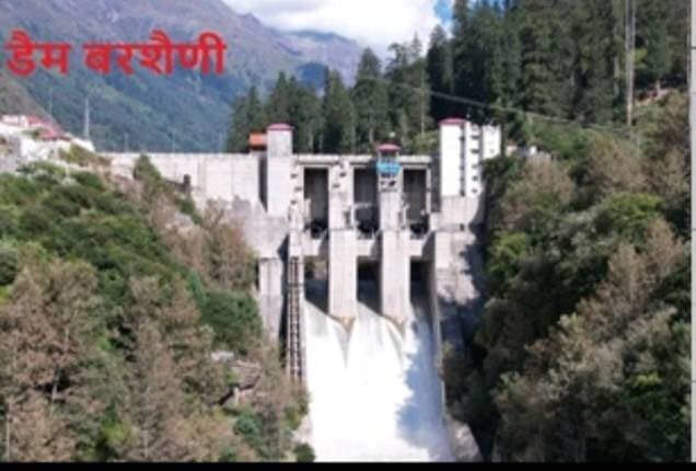 एनएचपीसी पार्बती-II पावर स्टेशन एवं सैंज घाटी के निवासियों के बीच बनी सहमति के उपरांत सैंज–रैला सड़क पर यातायात बहाल ko
एनएचपीसी लिमिटेड, पार्बती-II पावर स्टेशन को स्थानीय जनता को यह सूचित करते हुए प्रसन्नता हो रही है कि रैला एवं रैला-II mein बाधित सैंज–रैला सड़क 12 दिनों तक अवरुद्ध रहने के बाद पुनः खोल दी गई है। यह एनएचपीसी के निरंतर प्रयासों, निर्वाचित जनप्रतिनिधियों एवं स्थानीय प्रशासन के साथ हुई रचनात्मक चर्चाओं तथा स्थानीय निवासियों और मीडिया द्वारा दिए गए बहुमूल्य सहयोग एवं समर्थन से संभव हो पाया है।
एनएचपीसी सदैव स्थानीय लोगों एवं प्रभावित हितधारकों की चिंताओं के प्रति सकारात्मक एवं रचनात्मक दृष्टिकोण अपनाता रहा है। इसी प्रतिबद्धता को दोहराते हुए, विधिवत गठित समिति द्वारा प्रस्तुत रिपोर्ट पर हस्ताक्षर किए जाने के उपरांत, एनएचपीसी प्रबंधन ने निर्वाचित जनप्रतिनिधियों द्वारा उठाई गई सभी 16 मांगों पर अपनी सहमति प्रदान की है।
एनएचपीसी का मानना है कि यदि लंबे समय तक जारी सड़क अवरोध को समय रहते समाप्त कर सैंज–रैला सड़क को शीघ्र पुनः खोल दिया गया होता, तो स्थानीय निवासियों एवं आम जनता को हुई परेशानियों और नुकसान को कम किया जा सकता था। लंबे समय तक सड़क बंद रहने से विद्यार्थियों, वरिष्ठ नागरिकों, मरीजों तथा आवश्यक सेवाओं का लाभ लेने वाले अन्य लोगों को काफी असुविधा का सामना करना पड़ा।
एनएचपीसी स्थानीय समुदाय के कल्याण एवं विकास के लिए सदैव प्रतिबद्ध है तथा आम जनता एवं सभी हितधारकों के हितों को ध्यान में रखते हुए कार्य करती रही है। एनएचपीसी प्रबंधन ने हमेशा संवाद, सहयोग एवं आपसी समझ के माध्यम से पारस्परिक रूप से स्वीकार्य समाधान खोजने की दिशा में प्रयास किए हैं।
एनएचपीसी प्रबंधन पुनः यह आश्वस्त करता है कि स्थानीय निवासियों एवं प्रभावित लोगों के हित में कार्य करना ही निगम की प्राथमिकता है और भविष्य में भी उनके कल्याण तथा क्षेत्र के समग्र विकास के लिए एनएचपीसी अपने निरंतर एवं सार्थक प्रयास जारी रखेगी।
एनएचपीसी प्रबंधन सड़क पुनः खोले जाने में सहयोग एवं समर्थन प्रदान करने के लिए स्थानीय प्रशासन, निर्वाचित जनप्रतिनिधियों, स्थानीय निवासियों एवं मीडिया के प्रति हार्दिक आभार व्यक्त करता है।
