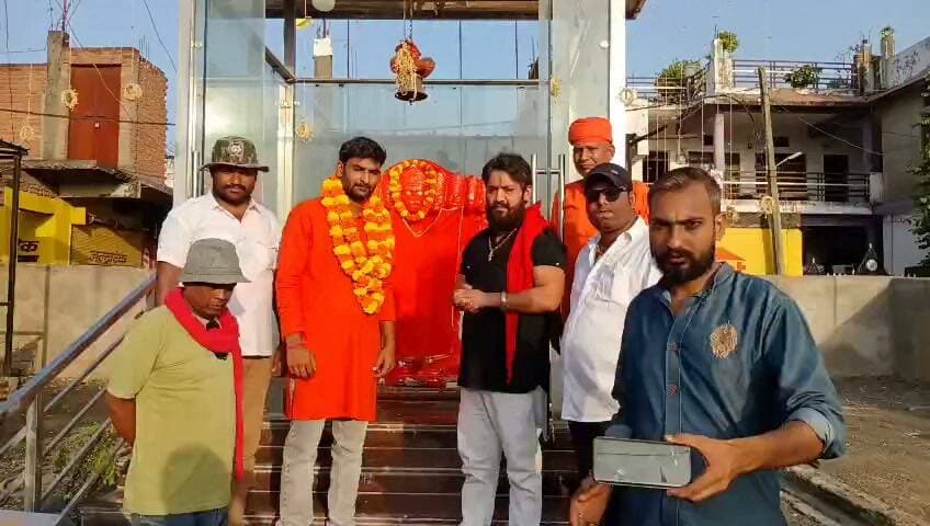 युवा शिवसेना जिला अध्यक्ष बने आशीष मिश्रा
संगठन ने सौंपी नई जिम्मेदारी, पदाधिकारियों व कार्यकर्ताओं ने किया भव्य स्वागत
सीधी। शिवसेना की प्रदेश इकाई एवं जिला संगठन की सहमति से सीधी जिले में आशीष मिश्रा को युवा शिवसेना जिला अध्यक्ष की जिम्मेदारी सौंपी गई है। आशीष मिश्रा सीधी शहर के नगर पालिका वार्ड क्रमांक 18 के निवासी हैं तथा इससे पूर्व शिवसेना में जिला मंत्री के दायित्व का निर्वहन कर चुके हैं।
आशीष मिश्रा की नियुक्ति पर शिवसेना प्रदेश अध्यक्ष सुनील शर्मा, प्रदेश कार्यकारी अध्यक्ष एवं आईटी सेल नाहर सिंह गौड़, युवा सेना प्रदेश अध्यक्ष प्रभात पुरैनिया, प्रदेश उपाध्यक्ष विवेक पाण्डेय, संभाग संयोजक संत कुमार केवट, जिला अध्यक्ष बेनाम सिंह बघेल सहित जिले के समस्त पदाधिकारियों ने शुभकामनाएं दीं।
वहीं नगर अध्यक्ष जैनेंद्र सिंह चौहान उर्फ मुन्ना, नगर उपाध्यक्ष जय मिश्रा उर्फ मोनू, नगर सहसंयोजक राजन मिश्रा सहित संगठन के पदाधिकारियों एवं कार्यकर्ताओं की उपस्थिति में आशीष मिश्रा का पटेल पुल स्थित ज्वालामुखी हनुमान मंदिर में स्वागत किया गया। इस अवसर पर सीधी विधानसभा संयोजक रोहित राठौर, युवा सेना जिला संयोजक आकाश राव परांदे, शिवसेना कोषाध्यक्ष राहुल वर्मा, युवा कोषाध्यक्ष लाल वर्मा, सुनील गुप्ता, भीम गुप्ता, सीधी विधानसभा मीडिया प्रभारी अजय शुक्ला, ददन यादव, राकू भाई कामदार सहित अनेक कार्यकर्ता उपस्थित रहे।
नवनियुक्त युवा सेना जिला अध्यक्ष आशीष मिश्रा ने संगठन के वरिष्ठ पदाधिकारियों एवं कार्यकर्ताओं का आभार व्यक्त करते हुए कहा कि समाज, राष्ट्र, धर्म और संगठन की मजबूती के लिए वे सदैव समर्पित रहेंगे। उन्होंने कहा कि शोषित एवं पीड़ित जनमानस की आवाज बनकर उन्हें न्याय दिलाने के लिए हरसंभव प्रयास किया जाएगा तथा संगठन को जिले में और अधिक मजबूत एवं सक्रिय बनाने के लिए निरंतर कार्य किया जाएगा