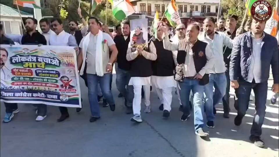 🚨🚨 भरमौर में कांग्रेस का बड़ा प्रदर्शन!
🔥 “मेरा वोट, मेरा अधिकार” के नारे के साथ सड़क पर उतरी कांग्रेस… SIR और वोटर लिस्ट को लेकर केंद्र सरकार पर जोरदार हमला!
📍 भरमौर से पटी सचिवालय तक निकला मार्च
लोकतंत्र बचाओ अभियान के तहत भरमौर में कांग्रेस कार्यकर्ताओं ने मार्च निकालकर मतदाता अधिकार, वोटर लिस्ट में पारदर्शिता और चुनावी प्रक्रिया को लेकर सवाल उठाए।
सभा में जिला कांग्रेस अध्यक्ष एडवोकेट सुरजीत शर्मा भरमौरी ने “वोट चोरी, चंदा चोरी और पेपर चोरी” जैसे मुद्दों को लेकर केंद्र सरकार पर निशाना साधा। उन्होंने SIR को लेकर चिंता जताते हुए कहा कि प्रत्येक पात्र नागरिक के मताधिकार की रक्षा जरूरी है।
कांग्रेस नेताओं ने चुनाव आयोग की स्वतंत्रता को लेकर भी गंभीर राजनीतिक आरोप लगाए और कहा कि लोकतांत्रिक संस्थाओं की निष्पक्षता पर जनता का विश्वास कायम रहना चाहिए।
इस दौरान मनमोहन कटोच, बलविंदर सिंह बबलू, सुरजीत शर्मा भरमौरी समेत बड़ी संख्या में कांग्रेस पदाधिकारी और कार्यकर्ता मौजूद रहे।
⚡ कांग्रेस का ऐलान—लोकतंत्र और मतदाता अधिकारों की आवाज गांव-गांव तक पहुंचेगी!
👉 क्या SIR और वोटर लिस्ट का मुद्दा हिमाचल की राजनीति में नया राजनीतिक मोर्चा खोलेगा?
📰 हिम संदेश | चंबा और हिमाचल की आवाज
#BigBreaking #SaveDemocracy #VoterRights #SIR2026 #VoterList #ElectionTransparency #Bharmour #Chamba #HimachalPradesh #HimSandeश
Adv Surjeet Sharma Bharmouri Vinay Kumar Bharmour the land of god Bharmour View
