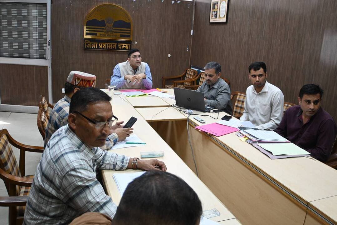 अक्तूबर अंत तक लंबित राजस्व मामलों का निपटारा करें अधिकारी: उपायुक्त मुकेश रेपसवाल
2283 लंबित राजस्व मामलों का हो चुका समाधान, आरएमएस पोर्टल पर मामलों को अपडेट करना अनिवार्य
चंबा, 3 अक्तूबर।
उपायुक्त चंबा मुकेश रेपसवाल ने जिला के सभी राजस्व अधिकारियों को लंबित राजस्व मामलों का समयबद्ध निपटारा सुनिश्चित करने के निर्देश दिए हैं। उन्होंने स्पष्ट किया कि जिन मामलों का निस्तारण हो चुका है, उनकी जानकारी राजस्व प्रबंधन प्रणाली (RMS) पोर्टल पर अनिवार्य रूप से अपडेट की जाए, ताकि राजस्व मामलों की ऑनलाइन निगरानी और प्रगति का प्रभावी मूल्यांकन किया जा सके।
उपायुक्त शुक्रवार को जिला में लंबित राजस्व मामलों के निपटारे को लेकर आयोजित समीक्षा बैठक की अध्यक्षता कर रहे थे। उन्होंने कहा कि राजस्व मामलों से संबंधित सभी कार्यवाहियों को ऑनलाइन दर्ज किया जाना आवश्यक है। इससे मामलों की स्थिति की नियमित निगरानी के साथ-साथ उनके समयबद्ध निस्तारण को भी सुनिश्चित किया जा सकेगा।
2026 में अब तक 2283 मामलों का निपटारा
उपायुक्त मुकेश रेपसवाल ने बताया कि वर्ष 2026 में अब तक जिला चंबा में कुल 2283 लंबित राजस्व मामलों का समाधान किया जा चुका है। इनमें तकसीम के 670, निशानदेही के 898 तथा राजस्व अभिलेखों से संबंधित 715 मामले शामिल हैं।
उन्होंने अधिकारियों को निर्देश दिए कि छह माह से एक वर्ष तक लंबित तकसीम और सीमांकन मामलों को प्राथमिकता के आधार पर निपटाया जाए। उन्होंने इन मामलों में आवश्यक कार्रवाई अक्तूबर माह के अंत तक पूर्ण करने के निर्देश दिए।
जमाबंदी अपडेट और रिकॉर्ड डिजिटलीकरण पर जोर
उपायुक्त ने जिला की सभी जमाबंदियों को भी अक्तूबर माह के अंत तक अद्यतन करने के निर्देश दिए। उन्होंने कहा कि पुराने राजस्व दस्तावेजों की स्कैनिंग और डिजिटलीकरण का कार्य भी निर्धारित समयसीमा के भीतर पूरा किया जाए।
उन्होंने कहा कि राजस्व रिकॉर्ड के डिजिटलीकरण से दस्तावेजों को व्यवस्थित रखने के साथ-साथ जरूरत पड़ने पर उन्हें आसानी से उपलब्ध करवाने में मदद मिलेगी। इससे राजस्व सेवाओं की प्रक्रिया को अधिक पारदर्शी और सुगम बनाने में भी सहायता मिलेगी।
अतिक्रमण के मामलों की भी हुई समीक्षा
बैठक में जिला में लंबित अतिक्रमण मामलों की भी समीक्षा की गई। उपायुक्त ने संबंधित अधिकारियों को ऐसे मामलों का नियमानुसार शीघ्र निपटारा सुनिश्चित करने के निर्देश दिए।
उन्होंने कहा कि राजस्व मामलों के निस्तारण में पारदर्शिता, समयबद्धता और जनहित को सर्वोच्च प्राथमिकता दी जानी चाहिए। अधिकारियों को निर्देश दिए गए कि लंबित मामलों की नियमित समीक्षा करते रहें और प्रत्येक मामले में निर्धारित समयसीमा के भीतर आवश्यक कार्रवाई सुनिश्चित करें।
ई-डिस्ट्रिक्ट और राहत मामलों की भी समीक्षा
बैठक के दौरान लेखा परीक्षा टिप्पणियों, ई-डिस्ट्रिक्ट से संबंधित लंबित मामलों, लंबित राहत मामलों सहित राजस्व विभाग से जुड़े विभिन्न विषयों पर भी विस्तारपूर्वक चर्चा की गई।
उपायुक्त ने सभी राजस्व अधिकारियों को निर्देश दिए कि लंबित मामलों की प्रगति की नियमित समीक्षा की जाए और जहां भी कोई मामला अनावश्यक रूप से लंबित है, उसे प्राथमिकता के आधार पर निपटाया जाए।
बैठक में जिला के सभी एसडीएम, तहसीलदार और नायब तहसीलदार वर्चुअल माध्यम से जुड़े रहे।
#Chamba #HimachalPradesh #RevenueDepartment #RevenueCases #RMSPortal #DigitalIndia #RevenueManagement #ChambaNews #HimachalNews #MukeshRepswal DC Chamba हिम संदेश The Times of Chamba Pangi Administration Bharmour Administration