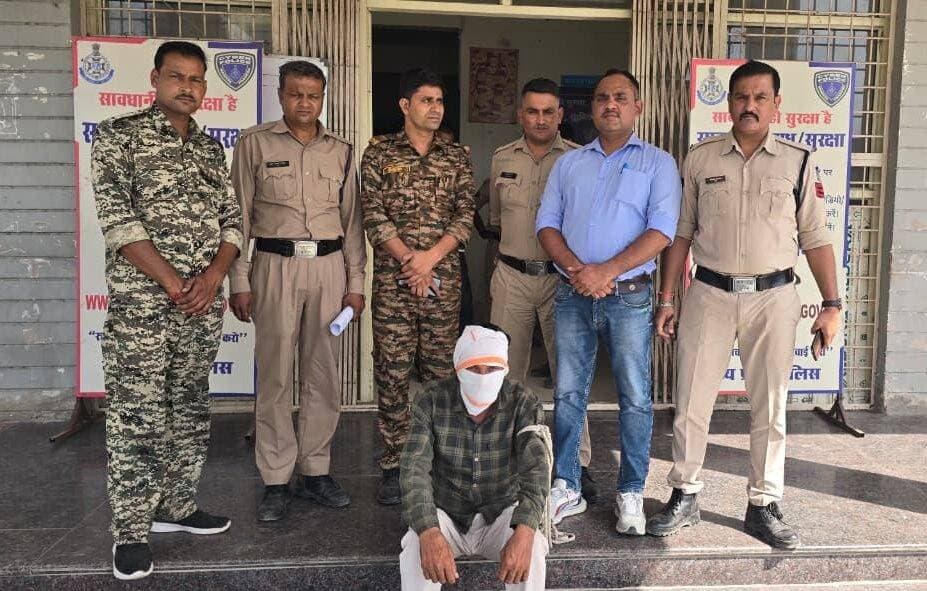 दलित पर हमला करके 5 माह से फरार आरोपी पकड़ा, एसपी ने घोषित कर रखा था 1500 रुपये का इनाम👇
आरोपी सुरेन्द्र उम्र 46 साल निवासी जनकपुर को गंगापुर हनुमान मंदिर एबी रोड से गिरफ्तार किया गया।गिरफ्तारशुदा आरोपी को न्यायालय ने जेल भेज दिया है।