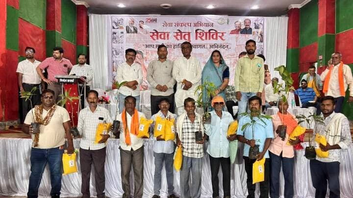 सेवा संकल्प अभियान के अंतर्गत कवर्धा के वीर सावरकर भवन में ‘सेवा सेतु–सरकार आपके द्वार’ ब्लॉक स्तरीय शिविर आयोजित कर विभिन्न योजनाओं एवं सेवाओं से 437 हितग्राहियों को लाभान्वित किया गया।
शिविर में पेंशन, जॉब कार्ड, कृषि सामग्री, राशन कार्ड, प्रमाण-पत्र, आधार कार्ड, RTO लाइसेंस, पशु चिकित्सा एवं स्वास्थ्य जांच सहित विभिन्न सेवाओं का लाभ प्रदान किया गया।
#SevaSankalpAbhiyan #SevaSetu #SarkarAapkeDwar #JanSeva #GoodGovernance Kawardha Kabirdham