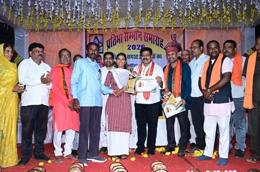 उप मुख्यमंत्री एवं कवर्धा विधायक श्री विजय शर्मा ने ग्राम जिंदा में कौशिक समाज के प्रतिभा सम्मान समारोह में शिक्षा, कला, खेल एवं सामाजिक क्षेत्र की प्रतिभाओं का सम्मान किया।
श्री शर्मा ने प्रतिभाओं का उत्साहवर्धन करते हुए मेहनत, लगन और निरंतर प्रयास से आगे बढ़ने के लिए प्रेरित किया।
#PratibhaSamman #YouthEmpowerment #Education #Sports #Kabirdom