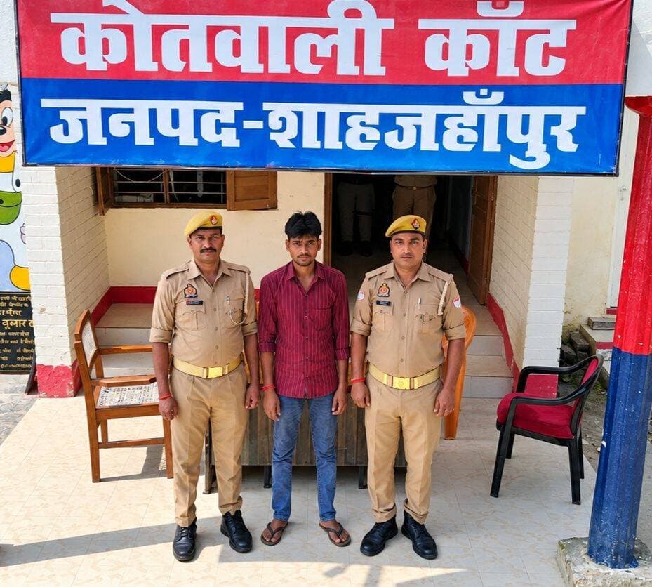 यात्री शेड के पास खड़ी थी पुलिस, अचानक सामने आया 8 महीने से फरार..see more