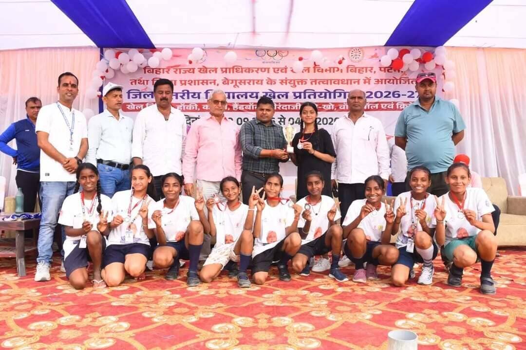 जिला स्तरीय विद्यालय खेल प्रतियोगिता 2026 के चौथे दिन बी.पी. इंटर स्कूल एवं गांधी स्टेडियम में कबड्डी, खो-खो एवं एथलेटिक्स सहित विभिन्न प्रतियोगिताओं का आयोजन किया गया। विभिन्न आयु वर्गों के छात्र-छात्राओं ने उत्साहपूर्वक भाग लिया। जिला खेल पदाधिकारी बिट्टू कुमार सिंह ने खिलाड़ियों का उत्साहवर्धन करते हुए खेल भावना एवं अनुशासन के साथ प्रतियोगिता में भाग लेने के लिए प्रेरित किया। विजेता एवं उपविजेता खिलाड़ियों/टीमों को शील्ड एवं मेडल प्रदान कर सम्मानित किया गया।
IPRD Bihar Department of Sports Bihar State Sports Authority- BSSA
#cmsamrat #begusarai