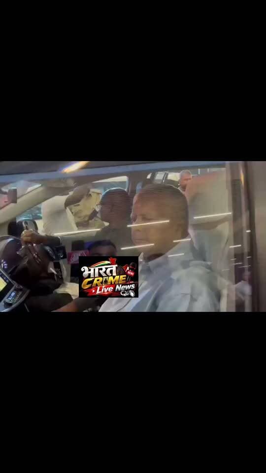 खुद ड्राइविंग कर लालू-राबड़ी को ले गए तेजस्वी
पटना एयरपोर्ट से एक दिलचस्प तस्वीर सामने आई है, जहां नेता प्रतिपक्ष तेजस्वी यादव खुद गाड़ी ड्राइव करते नजर आए। आगे की सीट पर पिता लालू यादव बैठे थे, जबकि पीछे राबड़ी देवी मौजूद थीं।