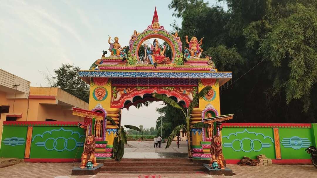 ବୌଦ୍ଧ ଜିଲ୍ଲାର ପ୍ରସିଦ୍ଧ ପୁରୁନାକଟକସ୍ଥିତ ମା’ ଭୈରବୀଙ୍କ ପୀଠରେ ଆଜିଠାରୁ ମହା ଆଡ଼ମ୍ବର ଓ ଶ୍ରଦ୍ଧାର ସହ ଆରମ୍ଭ ହୋଇଛି ପବିତ୍ର ଷୋହଳ ପୂଜା (ଷୋଡ଼ଶ ଉପଚାର ପୂଜା)
ମୁଖ୍ୟ ପୂଜକଙ୍କ ଘରୁ ମା’ଙ୍କ ବିଜୟ ପ୍ରତିମାଙ୍କୁ ଏକ ଭବ୍ୟ ଶୋଭାଯାତ୍ରାରେ ବାହାର କରାଯାଇ ନଗର ପରିକ୍ରମା କରାଯାଇଥିଲା।
ଆଜିଠାରୁ ଆଗାମୀ ୧୬ ଦିନ ପର୍ଯ୍ୟନ୍ତ ମା’ଙ୍କର ଗୁପ୍ତ ପୂଜା ଚାଲିବ, ଯାହା ପାଇଁ ମନ୍ଦିରରେ ସାଧାରଣ ଦର୍ଶନ ସମ୍ପୂର୍ଣ୍ଣ ବନ୍ଦ ରହିବ।
ଏହି ୧୬ ଦିନ ବ୍ୟାପୀ ଭକ୍ତ ଓ ଶ୍ରଦ୍ଧାଳୁମାନେ ସାହାଡ଼ା ଗଛ ମୂଳେ ମା’ଙ୍କୁ ପୂଜା ଅର୍ଚ୍ଚନା କରି ଆଶୀର୍ବାଦ ଭିକ୍ଷା କରିବେ।
ଜୟ ମା’ ଭୈରବୀ!
ଶ୍ରଦ୍ଧାଳୁମାନେ ଭକ୍ତିପୂତ ପ୍ରଣାମ ଜଣାଇବା ସହ ଶେୟାର୍ କରନ୍ତୁ।
#MaaBhairabi #Purunakatak #Boudh #SholaPuja #DurgaPuja2026 #Bhakti #OdishaFestivals