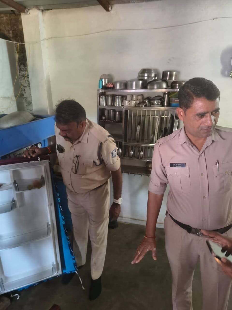 अवैध मदिरा विक्रय के विरुद्ध आबकारी विभाग की कार्रवाई
सोहागपुर क्षेत्र के विभिन्न ग्रामों में दबिश देकर 4 प्रकरण दर्ज, 120 किलो महुआ लाहन एवं 15 लीटर हाथभट्टी मदिरा जब्त
कलेक्टर नर्मदापुरम श्री सोमेश मिश्रा के निर्देश एवं मार्गदर्शन में जिले में अवैध मदिरा के निर्माण, संग्रहण एवं विक्रय के विरुद्ध अभियान लगातार जारी है। इसी क्रम में ग्रामीणों से प्राप्त शिकायतों के आधार पर आबकारी विभाग द्वारा वृत्त सोहागपुर अंतर्गत विभिन्न ग्रामों में कार्रवाई की गई।
ग्राम जमुनिया, झालोंन, कामती, सारंगपुर, छेड़का, मढ़ाई, टेकापार एवं बंगाली सोहागपुर क्षेत्र में की गई कार्रवाई के दौरान अवैध मदिरा के विरुद्ध कुल 4 प्रकरण मध्यप्रदेश आबकारी अधिनियम, 1915 की संबंधित धाराओं के तहत कायम किए गए।
कार्रवाई के दौरान आबकारी विभाग की टीम ने लगभग 120 किलोग्राम महुआ लाहन, 15 लीटर हाथभट्टी मदिरा एवं 8 पाव देशी प्लेन मदिरा जब्त की। जब्त सामग्री की अनुमानित कीमत लगभग 15 हजार 600 रुपए आंकी गई है।
यह कार्रवाई ग्रामीणों द्वारा अवैध मदिरा विक्रय एवं निर्माण के संबंध में की गई शिकायतों के आधार पर की गई। आबकारी विभाग द्वारा अवैध मदिरा के निर्माण, संग्रहण एवं विक्रय के विरुद्ध कार्रवाई निरंतर जारी रखने की बात कही गई है।
#narmadapuram
CM Madhya Pradesh
Dr Mohan Yadav
Jansampark Madhya Pradesh General Administration Department, MP Home Department of Madhya Pradesh