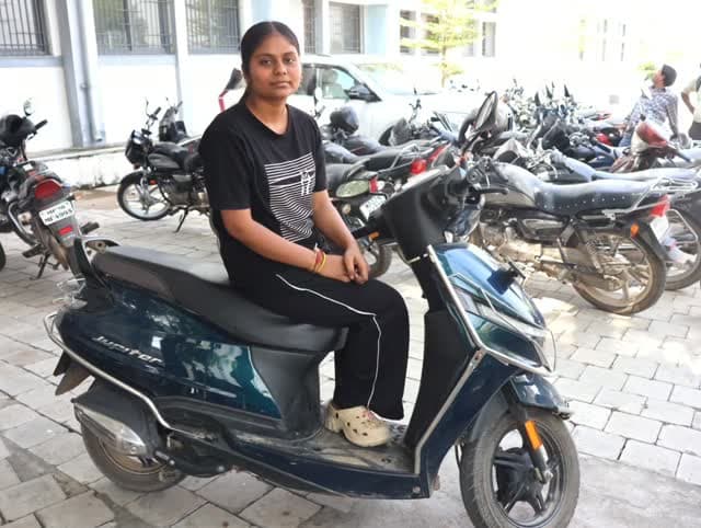 मुरैना की खुशबू के सपनों को सरकारी योजनाओं का सहारा
जौरा की मेधावी छात्रा खुशबू शर्मा की मेहनत रंग लाई। 12वीं में उत्कृष्ट प्रदर्शन पर उन्हें लैपटॉप के लिए 25 हजार, स्कूटी के लिए 1 लाख 20 हजार रुपये और इंस्पायर छात्रवृत्ति के तहत पांच साल तक हर वर्ष 80 हजार रुपये की सहायता मिलेगी। खुशबू ने इन योजनाओं के लिए मध्यप्रदेश सरकार का आभार जताया।