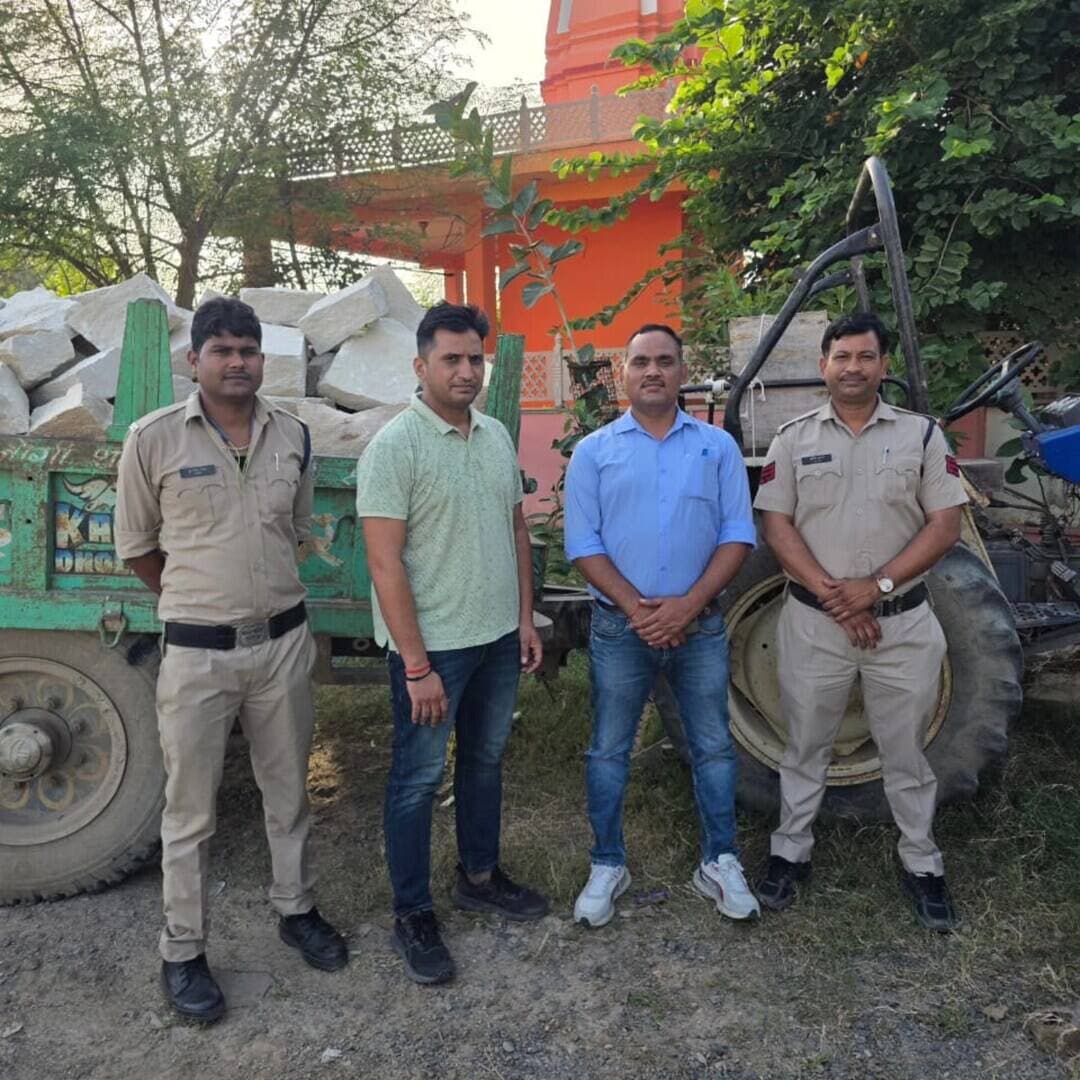 मुरैना में अवैध पत्थर परिवहन पर कार्रवाई
मुरैना के सिविल लाइन थाना पुलिस ने नरूआ रोड पर कार्रवाई करते हुए खंडों से भरी एक ट्रैक्टर-ट्रॉली जब्त की है। पुलिस के अनुसार जब्त वाहन की कीमत करीब 2.07 लाख रुपये है। मामले में अज्ञात आरोपी के खिलाफ प्रकरण दर्ज कर जांच शुरू कर दी गई है।