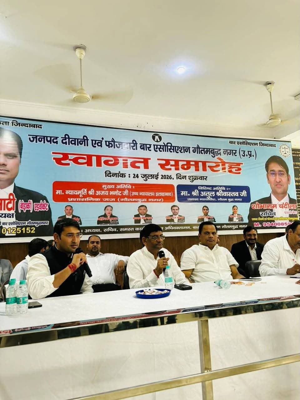 16 साल का इंतजार खत्म! पहली बार एक साथ 448 अधिवक्ताओं को मिले चैंबर, अध्यक्ष मनोज भाटी की मेहनत लाई रंग, अधिवक्ताओं में खुशी की लहर
ग्रेटर नोएडा से अधिवक्ताओं के लिए बड़ी और राहत भरी खबर सामने आई है। जिला न्यायालय में लंबे समय से चैंबर का इंतजार कर रहे अधिवक्ताओं के लिए बड़ी खुशखबरी है। बार एसोसिएशन के अध्यक्ष मनोज भाटी के प्रयासों से 448 अधिवक्ताओं को एक साथ चैंबर आवंटित किए गए हैं।
बताया जा रहा है कि पिछले 16 वर्षों में पहली बार इतनी बड़ी संख्या में एक साथ अधिवक्ताओं को चैंबर आवंटित किए गए हैं। इस उपलब्धि को बार एसोसिएशन के लिए एक महत्वपूर्ण कदम माना जा रहा है।
अध्यक्ष मनोज भाटी के नेतृत्व और लगातार प्रयासों के बाद चैंबर आवंटन की प्रक्रिया पूरी हुई। इस दौरान अधिवक्ताओं में खासा उत्साह देखने को मिला। लंबे समय से अपने चैंबर का इंतजार कर रहे वकीलों के लिए यह एक बड़ी सौगात साबित हुई है।
अधिवक्ताओं का कहना है कि चैंबर मिलने से उन्हें अपने न्यायिक कार्यों को बेहतर तरीके से करने में सुविधा मिलेगी। वहीं अध्यक्ष मनोज भाटी के प्रयासों की भी चर्चा हो रही है।#GreaterNoida #BarAssociation #ManojBhati #Advocates #ChamberAllotment #GautamBuddhNagar #LawyersNews #UPNews #NewsUpdate #BreakingNews