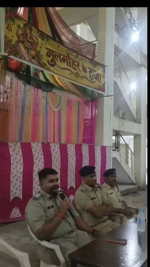 🚨 जोन-2 | मोहल्ला एवं रहवासी समिति बैठक
थाना लसुडिया क्षेत्र में विभिन्न रहवासी क्षेत्रों में मोहल्ला बैठकें आयोजित कर नागरिकों को सुरक्षा के प्रति जागरूक किया गया। नौकर/हेल्पर व अन्य सेवा प्रदाताओं का पुलिस वेरिफिकेशन, CCTV, सुरक्षित फेंसिंग, सुरक्षा संबंधी ई-ऐप के उपयोग तथा संदिग्ध गतिविधियों की तत्काल सूचना देने की समझाइश दी गई।
#IndorePolice #Zone2 #CitizenSafety #communitypolicing