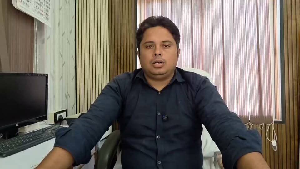 बाँदा... सपा प्रमुख अखिलेश यादव ने मेडिकल कालेज के डॉक्टर की लापरवाही पर दिया बयान। 5 साल की बच्ची का काटना पड़ा था पैर। बाँदा मेडिकल कालेज के प्राचार्य से साठगाठ कर फिर बहाल हुआ डॉक्टर। 8 महिने बाद भी न्याय के लिए भटक रहा परिवार। हड्डी रोग Dr विनीत सिंह की बड़ी लापरवाही की सजा भुगत रही 5 साल की मासूम।
#banda #bandanews #ranidurgavatimedicalcollage #viralreelschallenge
Banda Roundup BANDA News Banda Ki Chugli Brajesh Pathak Banda - बाँदा Akhilesh Yadav The Ministry of Health