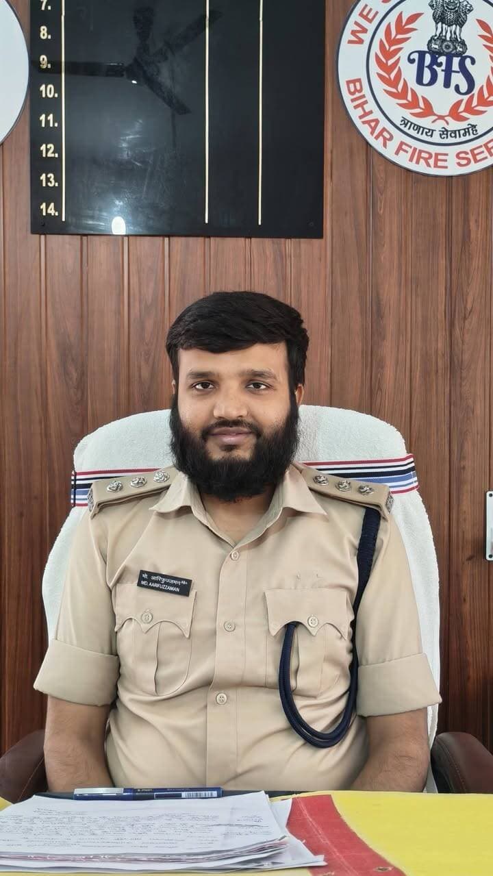 *दुर्गा पूजा को लेकर अग्निशमन विभाग अलर्ट, पूजा समितियों के साथ बैठक*
*मोतिहारी, पूर्वी चम्पारण।* आज दिनांक 03 अक्टूबर 2025 को जिला अग्निशमन कार्यालय, मोतिहारी में जिला अग्निशमन पदाधिकारी, मोतिहारी के अध्यक्षता में जिले के सभी दुर्गा पूजा समितियों के अध्यक्षों के साथ अग्नि सुरक्षा को लेकर एक महत्वपूर्ण बैठक का आयोजन किया गया।
बैठक में जिला अग्निशमन पदाधिकारी *मो० आरिफुज्जमा* द्वारा सभी पूजा समितियों को अग्नि सुरक्षा के संबंध में विस्तृत जानकारी साझा की गई। उन्होंने बताया कि त्यौहार के दौरान भीड़-भाड़ वाले स्थानों पर अग्नि दुर्घटना की संभावना बढ़ जाती है, इसलिए सुरक्षा मानकों का पालन करना अनिवार्य है।
उन्होंने कहा कि *बड़े पूजा पंडालों के लिए फायर NOC (अनापत्ति प्रमाण पत्र) लेना अनिवार्य है।* बिना NOC के पंडाल का निर्माण नहीं किया जाए। NOC के लिए ऑनलाइन आवेदन बिहार अग्निशमन सेवा के पोर्टल पर किया जा सकता है।
*बैठक में दिए गए मुख्य दिशा-निर्देश:*
1. पंडाल में प्रवेश और निकास के लिए कम से कम दो अलग-अलग और चौड़े रास्ते होने चाहिए।
2. पंडाल के अंदर बिजली के तारों को व्यवस्थित रखें और ओवरलोडिंग से बचें।
3. पंडाल के अंदर ज्वलनशील सामग्री जैसे प्लास्टिक, कपड़ा, थर्माकोल का उपयोग कम से कम करें।
4. प्रत्येक पंडाल में 2 से 4 अग्निशमन यंत्र (Fire Extinguisher) एवं बालू से भरी बाल्टियाँ अनिवार्य रूप से रखें।
5. किसी भी आपात स्थिति में तुरंत अग्निशमन नियंत्रण कक्ष के नंबर 101 पर संपर्क करें।
अंत में सभी पूजा समिति के अध्यक्षों ने अग्निशमन विभाग के द्वारा दिए गए सभी निर्देशों का पालन करने का आश्वासन दिया ।
Information & Public Relations Department, Government of Bihar