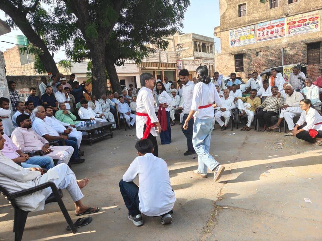 पूर्व कृषि मंत्री जेपी दलाल की उपस्थिति में ‘नमो सेवा अनकही कहानियां’ कार्यक्रम के तहत हुआ जनजागरूकता अभियान
- रोचक प्रस्तुतियों के माध्यम से आमजन को सरकारी योजनाओं, सेवा और सुशासन की पहलों के प्रति किया जागरूक
बहल, 03 अक्टूबर। सेवा संकल्प अभियान के तहत शनिवार को ‘नमो सेवा अनकही कहानियां’ कार्यक्रम के अंतर्गत बहल के रामलीला मैदान में जनजागरूकता कार्यक्रम का आयोजन किया गया। कार्यक्रम में पूर्व कृषि मंत्री जेपी दलाल मुख्य अतिथि के रूप में उपस्थित रहे। इस दौरान कला एवं सास्कृतिक विभाग के कलाकारों द्वारा नुक्कड़ नाटक प्रस्तुत कर आमजन को सरकार की विभिन्न जनकल्याणकारी योजनाओं, जनहितकारी कार्यक्रमों तथा सुशासन की पहलों के प्रति जागरूक किया गया।
नुक्कड़ नाटक के माध्यम से कलाकारों ने मनोरंजन के साथ-साथ जनसेवा, सुशासन और जनकल्याण का संदेश प्रभावी ढंग से आमजन तक पहुंचाया। कलाकारों ने अपने अभिनय, संवाद और स्थानीय परिवेश से जुड़े उदाहरणों के माध्यम से सरकारी योजनाओं के उद्देश्य, पात्रता, आवेदन प्रक्रिया तथा उनसे मिलने वाले लाभों को सरल, सहज और रोचक तरीके से प्रस्तुत किया। कार्यक्रम के दौरान बड़ी संख्या में लोगों ने नुक्कड़ नाटक का आनंद लेते हुए योजनाओं से संबंधित महत्वपूर्ण जानकारियां प्राप्त कीं।
पूर्व कृषि मंत्री जेपी दलाल ने कहा कि नुक्कड़ नाटक जनजागरूकता का प्रभावी माध्यम है। कलाकारों ने अपनी प्रस्तुतियों के माध्यम से यह संदेश दिया कि सरकार द्वारा संचालित योजनाओं का लाभ पात्र लोगों तक पहुंचाने के लिए जागरूकता और जनभागीदारी दोनों जरूरी हैं। उन्होंने कहा कि जब किसी पात्र व्यक्ति को सरकारी योजना की जानकारी मिलती है और वह उसका लाभ उठाता है, तो इससे उसके जीवन में सकारात्मक बदलाव आता है।
उन्होंने कहा कि सरकार का उद्देश्य समाज के प्रत्येक पात्र वर्ग तक लाभ पहुंचाना है। इसके लिए केवल सरकारी स्तर पर प्रयास पर्याप्त नहीं हैं, बल्कि समाज के प्रत्येक व्यक्ति को जागरूकता अभियान में अपनी भूमिका निभानी चाहिए। युवा वर्ग विशेष रूप से अपने आसपास के लोगों, जरूरतमंद परिवारों और पात्र लाभार्थियों को योजनाओं की जानकारी उपलब्ध करवाकर जनभागीदारी को मजबूत कर सकता है।
जेपी दलाल ने कहा कि सेवा संकल्प अभियान के तहत आयोजित विभिन्न कार्यक्रमों का प्रमुख उद्देश्य जनकल्याणकारी योजनाओं की जानकारी को सरल और प्रभावी माध्यम से अधिक से अधिक लोगों तक पहुंचाना है। उन्होंने कहा कि सरकार द्वारा गरीब, जरूरतमंद, महिला, युवा, किसान, श्रमिक और अन्य पात्र वर्गों के लिए अनेक योजनाएं एवं सेवाएं संचालित की जा रही हैं।
उन्होंने कहा कि नुक्कड़ नाटक जैसे संवादात्मक और मनोरंजक माध्यम से लोगों को योजनाओं की जानकारी आसानी से समझ आती है। कलाकारों ने विभिन्न पात्रों और परिस्थितियों के माध्यम से यह संदेश दिया कि पात्र नागरिक सरकारी योजनाओं का लाभ लेकर शिक्षा, रोजगार, स्वास्थ्य, सामाजिक सुरक्षा तथा आर्थिक सशक्तिकरण के क्षेत्र में आगे बढ़ सकते हैं।
युवाओं को जनजागरूकता में भागीदारी के लिए किया प्रेरित
कार्यक्रम के दौरान कलाकारों ने युवाओं को समाज में सकारात्मक बदलाव लाने के लिए सक्रिय भूमिका निभाने का संदेश दिया। उन्होंने युवाओं से आह्वान किया कि वे स्वयं सरकारी योजनाओं की जानकारी प्राप्त करें और अपने परिवार, पड़ोस तथा गांव के जरूरतमंद लोगों को भी इनके बारे में जागरूक करें। इससे योजनाओं का लाभ उन लोगों तक पहुंचाया जा सकेगा, जिन्हें वास्तव में इसकी आवश्यकता है।