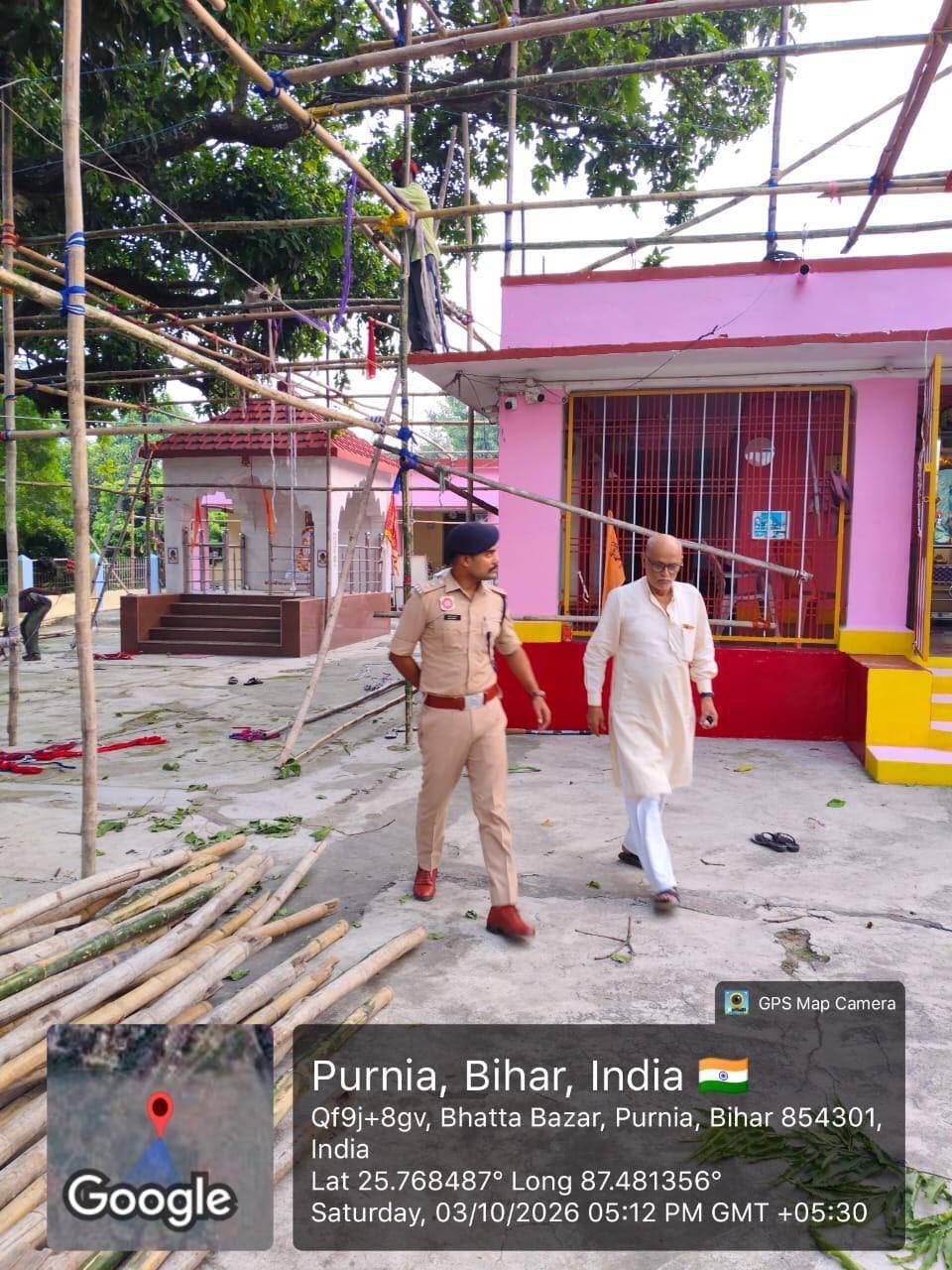 समाहरणालय पूर्णिया,
जनसंपर्क कार्यालय,
प्रेस विज्ञप्ति 1580,
दिनांक 03/10/2026,
==================
दुर्गा पूजा को लेकर अग्नि सुरक्षा पर विशेष पहल:- पूजा समितियों और पंडाल निर्माताओं के लिए आवश्यक दिशा-निर्देश जारी:-
जिलाधिकारी श्री अंशुल कुमार भा०प्र०से० के निर्देश पर जिला अग्निशमन विभाग ने आयोजित की बैठक:-
पंडालों में अग्निरोधी सामग्री, आपातकालीन निकास और सुरक्षित विद्युत व्यवस्था अनिवार्य:-
आगामी दुर्गा पूजा के अवसर पर पूजा पंडालों के सुरक्षित, व्यवस्थित एवं शांतिपूर्ण आयोजन को लेकर जिला प्रशासन पूरी तरह सतर्क है।
जिलाधिकारी श्री अंशुल कुमार (भा.प्र.से.) के दिशा-निर्देशों के आलोक में शनिवार को जिला अग्निशमन विभाग द्वारा सभी पूजा समितियों एवं पंडाल निर्माताओं के साथ एक महत्वपूर्ण समीक्षा बैठक आयोजित की गई।
बैठक की अध्यक्षता करते हुए जिला अग्निशमन पदाधिकारी श्री अनिल कुमार ने पंडालों में अग्नि सुरक्षा के कड़े मानकों के अनुपालन, विद्युत सुरक्षा व्यवस्था और आपातकालीन तैयारियों के संबंध में विस्तृत दिशा-निर्देश दिए।
अग्नि सुरक्षा हेतु जारी मुख्य दिशा-निर्देश:----
अग्निरोधी सामग्री का उपयोग:- पूजा पंडालों के निर्माण में अनिवार्य रूप से अग्निरोधी (Fire-retardant) सिंथेटिक या उपचारित कपड़ों और सामग्रियों का ही उपयोग किया जाए।
सुरक्षित विद्युत व्यवस्था:--- विद्युत तारों (Wiring) को खुला न छोड़ें। सभी कनेक्शनों को सुरक्षित, इंसुलेटेड एवं व्यवस्थित रखा जाए ताकि शॉर्ट-सर्किट की संभावना न रहे।
अग्निशमन उपकरणों की उपलब्धता:--- प्रत्येक पूजा पंडाल परिसर में पर्याप्त संख्या में चालू अवस्था में अग्निशमन यंत्र (Fire Extinguishers) और बालू/पानी से भरी बाल्टियाँ रखी जाएँ।
चौड़े निकास मार्ग एवं सुगम आवागमन:-- आपातकालीन स्थिति में श्रद्धालुओं के सुरक्षित और त्वरित निकास के लिए चौड़े एगज़िट (Emergency Exits) बनाए जाएँ।
इसके अतिरिक्त, पंडाल तक अग्निशमन वाहनों के निर्बाध पहुँचने हेतु मार्ग को बाधा-मुक्त रखा जाए।
सतत् निगरानी एवं मॉक ड्रिल:-- पूजा अवधि के दौरान पंडालों में वॉलंटियर्स और सुरक्षा कर्मियों की तैनाती रहे, जो अग्निशमन उपकरणों के उपयोग हेतु प्रशिक्षित हों।
प्रशासन की अपील:---
जिला अग्निशमन पदाधिकारी ने सभी पूजा समितियों से अपील की कि वे सुरक्षा मानकों का अक्षरशः अनुपालन सुनिश्चित करें।
किसी भी प्रकार की लापरवाही श्रद्धालुओं की सुरक्षा के लिए घातक सिद्ध हो सकती है। अग्निशमन विभाग पूजा अवधि के दौरान पूर्ण सतर्कता बरतेगा और किसी भी आपात स्थिति से निपटने के लिए त्वरित प्रतिक्रिया टीम (Quick Response Team) तैनात रहेगी।