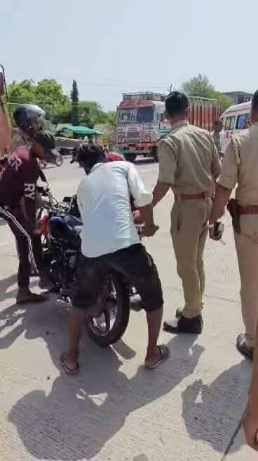 🚨 फतेहपुर में दर्दनाक सड़क हादसा!
लखनऊ बाईपास पर कृषि भवन के पास तेज रफ्तार अज्ञात वाहन ने बाइक सवार युवक को मारी जोरदार टक्कर, मौके पर ही मौत! हादसे के बाद मौके पर पुलिस पहुंची और जांच शुरू की।