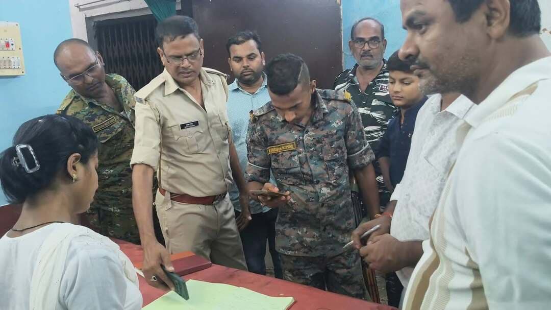 रामगढ़ के कस्थारी में भीषण सड़क हादसा, 3 घायल, 2 वाराणसी रेफर
कैमूर जिले के रामगढ़ थाना क्षेत्र के कस्थारी गांव के पास भीषण सड़क हादसा हो गया। इस हादसे में 3 लोग घायल हो गए, जिनमें 2 की हालत गंभीर बताई जा रही है।
सभी घायलों को रामगढ़ रेफरल अस्पताल में भर्ती कराया गया, जहां प्राथमिक उपचार के बाद गंभीर रूप से घायल 2 लोगों को वाराणसी रेफर कर दिया गया। वहीं तीसरे घायल की स्थिति सामान्य बताई जा रही है।