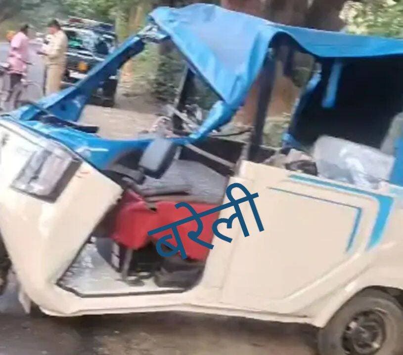 बरेली: फतेहगंज पश्चिमी में शाही रोड पर शनिवार शाम एक तेज रफ्तार मिनी मेट्रो टेंपो पलट गया। यह टेंपो सामने से आ रहे दूसरे मिनी मेट्रो टेंपो से टकरा गया। इस हादसे में कई लोग घायल हो गए। जिन्हें इलाज के लिए अस्पताल भेजा गया है।