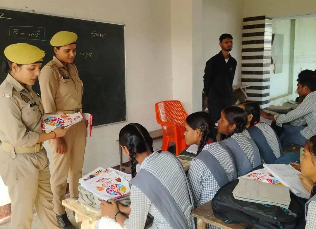 शाहजहांपुर: सिधौली क्षेत्र में मिशन शक्ति अभियान के तहत पुलिस टीम ने छात्राओं को जागरूक किया।