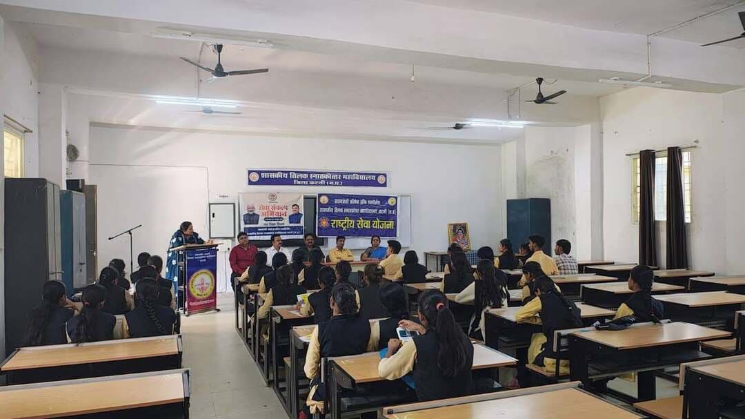 🔳शासकीय तिलक महाविद्यालय में एड्स जागरूकता पर कार्यशाला आयोजित, विद्यार्थियों को दी बचाव और सुरक्षित व्यवहार की जानकारी
🔳कटनी - शासकीय तिलक स्नातकोत्तर महाविद्यालय, कटनी में सेवा संकल्प अभियान के अंतर्गत रेड रिबन क्लब, राष्ट्रीय सेवा योजना एवं प्राणीशास्त्र विभाग के संयुक्त तत्वावधान में एड्स जागरूकता विषय पर कार्यशाला एवं जागरूकता कार्यक्रम आयोजित किया गया। कार्यक्रम का उद्देश्य विद्यार्थियों को एड्स से संबंधित तथ्यात्मक जानकारी देने के साथ बचाव के उपायों के प्रति जागरूक करना तथा इससे जुड़ी भ्रांतियों को दूर करना रहा।
कार्यक्रम अधिकारी राष्ट्रीय सेवा योजना डॉ. माधुरी गर्ग, जिला संगठक डॉ. रुक्मणी प्रताप सिंह के निर्देशन तथा कार्यक्रम प्रभारी डॉ. सुचि सिंह के मार्गदर्शन में आयोजित कार्यक्रम में स्वयंसेवकों एवं विद्यार्थियों ने एड्स के कारण, लक्षण, बचाव, उपचार एवं जागरूकता से संबंधित प्रस्तुतियां दीं। स्लाइड शो, प्रश्नोत्तर, पोस्टर प्रदर्शन और जागरूकता संदेशों के माध्यम से विद्यार्थियों को महत्वपूर्ण जानकारी दी गई।
मुख्य अतिथि जिला हॉस्पिटल कटनी के श्री हेमंत श्रीवास्तव ने कहा कि एड्स के प्रति जागरूकता ही इससे बचाव का महत्वपूर्ण माध्यम है। युवाओं को सही जानकारी प्राप्त कर सुरक्षित व्यवहार अपनाने तथा समाज में जागरूकता फैलाने में सक्रिय भूमिका निभानी चाहिए।
डॉ. माधुरी गर्ग ने कहा कि समाज में जागरूकता फैलाने में युवाओं की महत्वपूर्ण भूमिका है। इस तरह की गतिविधियां एड्स से जुड़े मिथकों, भ्रांतियों और सामाजिक भ्रम को दूर करने में सहायक होती हैं।
कार्यक्रम का संचालन डॉ. सुचि सिंह, सहायक प्राध्यापक, प्राणीशास्त्र विभाग ने किया तथा आभार कार्यक्रम अधिकारी सागर पटेल ने व्यक्त किया। इस अवसर पर प्रो. जी.एम. मुस्तफा, डॉ. अनिल तौहेल, डॉ. माधुरी गर्ग, डॉ. संगीता बसरानी, सागर पटेल सहित महाविद्यालय के शिक्षक-शिक्षिकाएं, NSS स्वयंसेवक एवं बड़ी संख्या में विद्यार्थी उपस्थित रहे।
कार्यक्रम के अंत में विद्यार्थियों को एड्स जागरूकता संबंधी संदेशों को स्वयं अपनाने तथा समाज में जागरूकता फैलाने की शपथ दिलाई गई। कार्यक्रम शिक्षाप्रद एवं जागरूकतापरक वातावरण में संपन्न हुआ।
#सेवा_संकल्प_अभियान
#SewaSankalpAbhiyaan
#JansamparkMP
#CMMadhyaPradesh
#DrMohanYadav51
#udaypratapmp
#jbpcommissioner
#katni
#कटनी