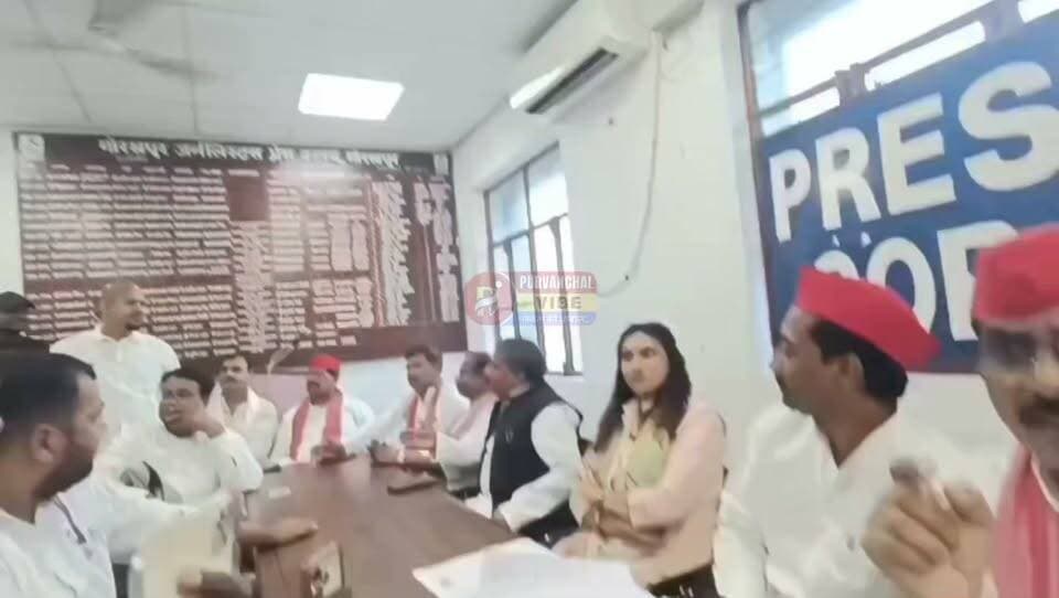 🚨 BREAKING NEWS
गोरखपुर प्रेस क्लब में सपा की प्रेस वार्ता के बीच थप्पड़ कांड!
➡️ लोकतंत्र बचाओ की प्रेस वार्ता में ही लोकतंत्र की मर्यादा तार-तार हुई
➡️ सपा के पूर्व जिलाध्यक्ष नगीना साहनी से अभद्रता और मारपीट
➡️ बैठने की जगह को लेकर शुरू हुआ विवाद, देखते ही देखते बढ़ा बवाल
➡️ पत्रकारों के कैमरों और CCTV में पूरा घटनाक्रम रिकॉर्ड होने की बात
➡️ प्रेस क्लब में असलहा लेकर पहुंचने की चर्चा ने बढ़ाई गंभीरता
➡️ सपा जिलाध्यक्ष बोले—घटना निंदनीय, राष्ट्रीय अध्यक्ष को दी जाएगी जानकारी
➡️ अब सवाल—पुलिस करेगी क्या कार्रवाई?