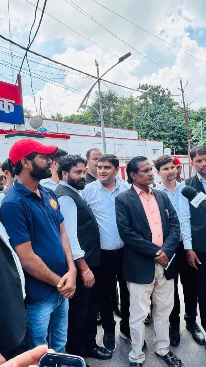 सपा के खिलाफ होर्डिंग पर बवाल, भूख हड़ताल का ऐलान*
शहर में सपा के खिलाफ अवैध होर्डिंग पर कार्रवाई न होने से नाराज छात्र सभा और अधिवक्ता सभा ने 6 अक्टूबर से DM कार्यालय पर अनिश्चितकालीन भूख हड़ताल का ऐलान किया है।
#samajwadiparty #viralpost #barabanki