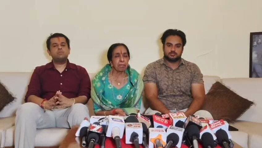 जन संवाद संगठन की नई रणनीति से हलचल, बड़े सामाजिक संगठनों को साथ लाने की तैयारी प्रेस कॉन्फ्रेंस, दी जानकारी!
विशाल रूप लेकर मैदान में उतरा ‘जन संवाद संगठन’
बड़े सामाजिक संगठनों को साथ जोड़कर जनहित के मुद्दों पर होंगे बड़े कार्यक्रम और प्रेस कॉन्फ्रेंस
चंडीगढ़। समाज कल्याण, जनहित और आम जनता की समस्याओं को मजबूती से उठाने के उद्देश्य से ‘जन संवाद संगठन’ ने अपने विस्तार और आगामी गतिविधियों को लेकर एक विशेष बैठक आयोजित की। बैठक की अध्यक्षता संगठन की अध्यक्ष डॉ. मीना गर्ग ने की। इस अवसर पर संगठन के उपाध्यक्ष सुमित कुमार तथा जनरल सेक्रेटरी शिवम गर्ग विशेष रूप से उपस्थित रहे। बैठक में संगठन की भावी कार्ययोजनाओं, समाज कल्याण से जुड़े कार्यों तथा आम जनता से संबंधित प्रमुख मुद्दों पर विस्तार से चर्चा की गई। साथ ही संगठन को जमीनी स्तर पर मजबूत करने और विभिन्न सामाजिक संस्थाओं को एक मंच पर लाने को लेकर भी महत्वपूर्ण विचार-विमर्श हुआ। अध्यक्ष डॉ. मीना गर्ग ने कहा कि जन संवाद संगठन अब व्यापक स्तर पर कार्य करने की दिशा में आगे बढ़ रहा है। संगठन का उद्देश्य समाज के हर वर्ग की आवाज़ को मंच देना और जनसमस्याओं के समाधान के लिए लगातार प्रयास करना है। आने वाले समय में शहर के बड़े-बड़े सामाजिक, धार्मिक, व्यापारिक, युवा एवं जनकल्याणकारी संगठनों को संगठन के साथ जोड़ा जाएगा, ताकि सामूहिक प्रयासों से जनहित के मुद्दों को मजबूती से उठाया जा सके। उन्होंने कहा कि संगठन की ओर से आने वाले समय में बड़े-बड़े सामाजिक एवं जनहित कार्यक्रमों के साथ-साथ नियमित प्रेस कॉन्फ्रेंस भी आयोजित की जाएंगी। प्रेस कॉन्फ्रेंस के माध्यम से जनता से जुड़े महत्वपूर्ण मुद्दों, सामाजिक समस्याओं और संगठन की आगामी गतिविधियों को मीडिया के सामने प्रमुखता से रखा जाएगा, ताकि संबंधित विषयों को व्यापक स्तर पर उठाया जा सके। उपाध्यक्ष सुमित कुमार ने कहा कि युवाओं और समाज के नागरिकों को साथ लेकर जनकल्याणकारी गतिविधियों को नई गति दी जाएगी। विभिन्न संगठनों और सामाजिक संस्थाओं के सहयोग से एक ऐसा मजबूत मंच तैयार करने का प्रयास रहेगा, जहां आम जनता अपनी समस्याओं और सुझावों को खुलकर रख सके।
जनरल सेक्रेटरी शिवम गर्ग ने कहा कि संगठन आने वाले दिनों में विभिन्न क्षेत्रों में सक्रिय होकर समाजहित के कार्यक्रम आयोजित करेगा तथा अधिक से अधिक सामाजिक संस्थाओं और नागरिकों को इसके साथ जोड़ा जाएगा। उन्होंने कहा कि प्रेस कॉन्फ्रेंस, जनसंवाद कार्यक्रम, जागरूकता अभियान और सामाजिक गतिविधियों के माध्यम से जनता से सीधा संवाद स्थापित किया जाएगा।
बैठक के दौरान संगठन की आगामी गतिविधियों, विस्तार अभियान, प्रेस कॉन्फ्रेंस और बड़े जनहित कार्यक्रमों को लेकर विस्तृत चर्चा की गई।
