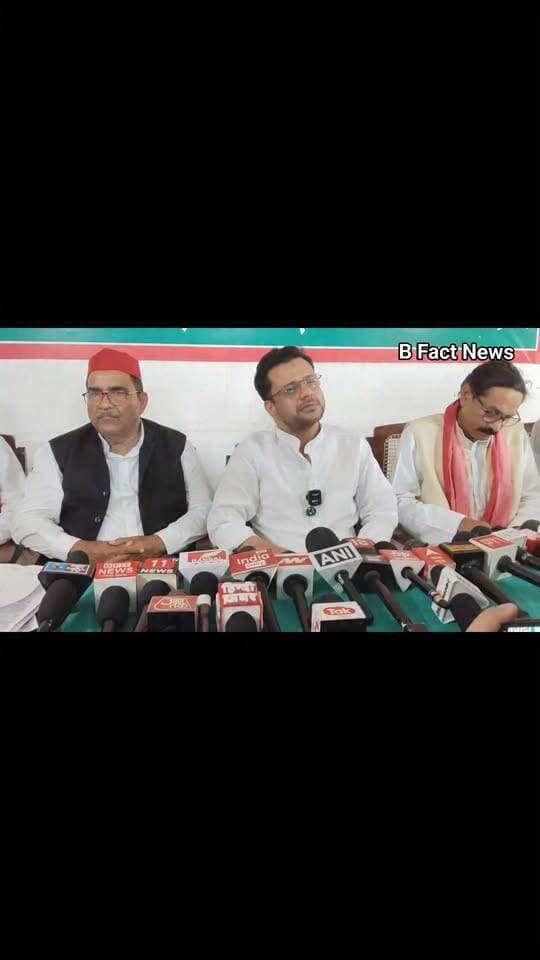 पूर्व कैबिनेट मंत्री यासर शाह का AIMIM शौकत अली को जवाब
AIMIM के यूपी प्रदेश अध्यक्ष शौकत अली ने बहराइच की जनसभाओं में मटेरा विधायक मारिया शाह के पति और पूर्व सपा मंत्री यासिर शाह पर निशाना साधते हुए कहा था कि ये लोग मंदिरों में जाते हैं, तिलक लगवाते हैं और फिर भी खुद को मुसलमानों का हमदर्द बताते हैं।
उन्होंने आरोप लगाया कि सपा नेता केवल चुनाव के समय वोट मांगने आते हैं और सेकुलरिज्म के नाम पर मुसलमानों को गुमराह करते हैं।