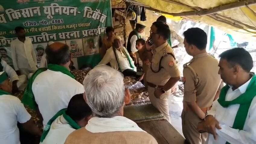जय जवान, जय किसान, जय संविधान
बड़वा गांव में चल रहे धरने में पहुंचे एसीपी बारा, रास्ता बनवाने का दिया आश्वासन
प्रयागराज। कई दिनों से रास्ते की मांग को लेकर चल रहे धरने में रविवार को एसीपी बारा वेदव्यास मिश्रा पहुंचे। उन्होंने धरनारत लोगों से बातचीत कर जल्द से जल्द रास्ता बनवाने का आश्वासन दिया। एसीपी ने रास्ते से संबंधित अधिकारियों से भी वार्ता कर आवश्यक कार्रवाई के निर्देश दिए।
धरनारत लोगों ने अधिकारियों से रास्ते की समस्या का शीघ्र समाधान कराने की मांग की।
जय जवान, जय किसान, जय संविधान।
चौधरी बाबा टिकैत अमर रहें।
चौधरी नरेश टिकैत जिंदाबाद।
चौधरी राकेश टिकैत जिंदाबाद।चाहें तो मैं इसे अखबार की बड़ी खबर के अंदाज में और ज्यादा दमदार शीर्षक के साथ भी बना सकता हूँ।