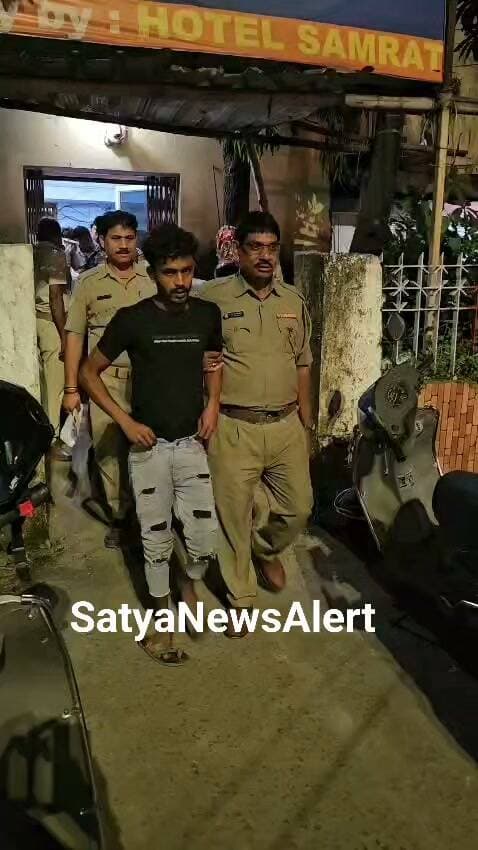 5 Drug Peddlers Including Women Arrested at Rourkela Railway Station! Forwarded To court.
66 Kg Ganja Worth Over ₹6.5 Lakh Seized!
In a major crackdown on drug trafficking, the Government Railway Police (GRP) arrested five alleged drug peddlers and seized 66 kg of ganja worth over ₹6.5 lakh from Platform No. 1 of Rourkela Railway Station.
The ganja was reportedly brought from Kandhamal district and was allegedly intended to be transported aboard the Ispat Express.
The GRP intercepted the accused and seized the contraband before it could be transported. All accused forwarded to court.
A case has been registered under the NDPS Act, and further investigation is underway.
Rourkela | Odisha
Follow SatyaNewsAlert for the latest updates.
#Rourkela #GanjaSeized #DrugPeddlers #GRP #OdishaNews #DrugTrafficking #BreakingNews #RailwayPolice #SatyaNewsAlert