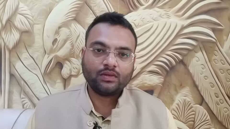 #अलीगढ AMU छात्र राजनीति से निकले डॉ. निशित शर्मा बने भाजपा ब्रज क्षेत्र मीडिया टीम के सह संयोजक, समर्थकों में भारी उत्साह!अलीगढ़ मुस्लिम विश्वविद्यालय (AMU) की छात्र राजनीति से अपना सफर शुरू करने वाले डॉ. निशित शर्मा को भारतीय जनता पार्टी ने ब्रज क्षेत्र मीडिया टीम में सह संयोजक नियुक्त किया है। शनिवार शाम नियुक्ति की घोषणा के बाद समर्थकों और पार्टी कार्यकर्ताओं में खुशी की लहर दौड़ गई। RSS और ABVP से संगठनात्मक यात्रा की शुरुआत करने वाले डॉ. निशित भाजयुमो के जिला संयोजक, भाजपा के जिला मीडिया प्रभारी व प्रवक्ता और राष्ट्रीय अल्पसंख्यक शिक्षा निगरानी समिति में प्रतिनिधि रह चुके हैं। वर्ष 2020 डॉ. निशित को इस नई जिम्मेदारी पर पार्टी नेताओं ने ढेरों बधाइयां दीं।लवली चौहान शिवांक आशंक गौड़ शीलू ठाकुर सुमित चौधरी ऋषि अग्रवाल बधाई दी है