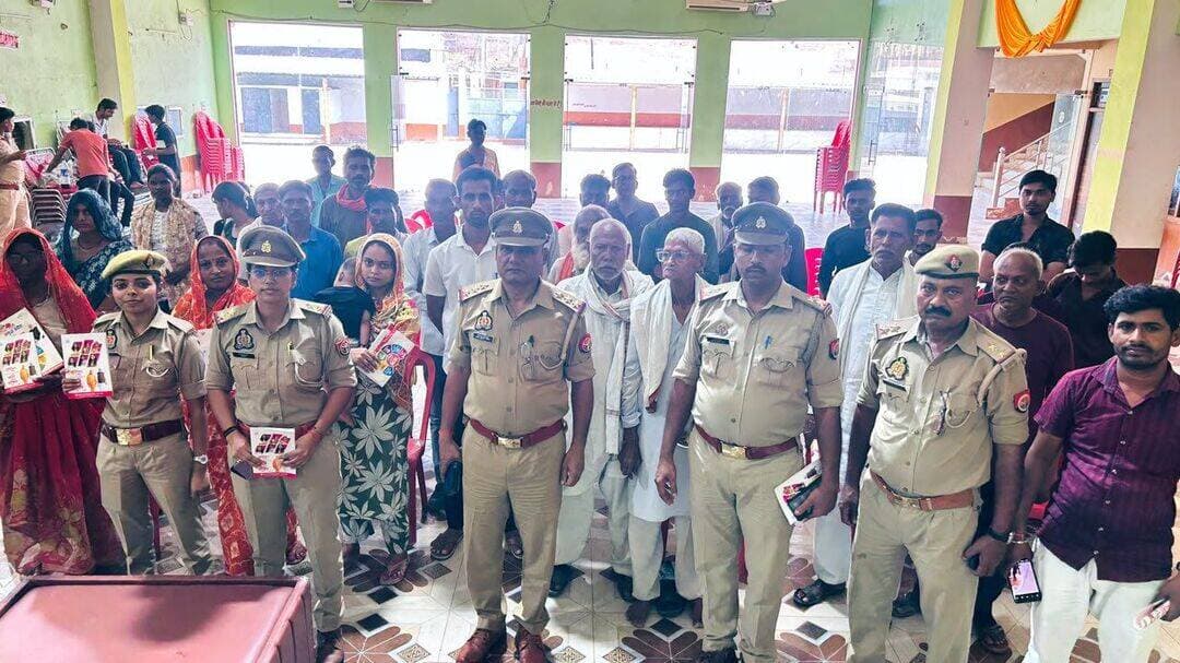 हमीरपुर एसपी मृगांक शेखर पाठक के निर्देश में जागरूकता अभियान
▶️गांव- गांव चौपाल लगाकर लोगों को किया जा रहा जागरूक
▶️सुमेरपुर,जरिया,चिकासी थाना पुलिस ने लगाई चौपाल
▶️पुरुषों के साथ महिलाओं ने भी बढ़ चढ़कर लिया हिस्सा
<nis:link nis:type=tag nis:id=hamirpur nis:value=Hamirpur nis:enabled=true nis:link/> @Uppolice @ADGZonPrayagraj @dgpup