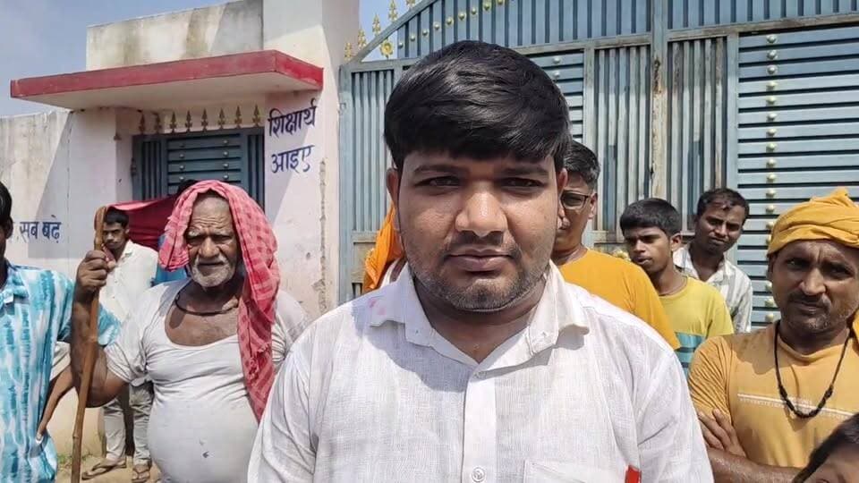 उत्क्रमित मध्य विद्यालय सह माध्यमिक विद्यालय के नए भवन के निर्माण के लिए दूसरे स्थान पर प्रस्ताव की खबर से ग्रामीणों में रोष है। ग्रामीणों ने विद्यालय को हेतमपुर में ही रखने की मांग की। इसको लेकर ग्रामीणों ने बैठक की। सुनिए, ग्रामीणों की मांग।