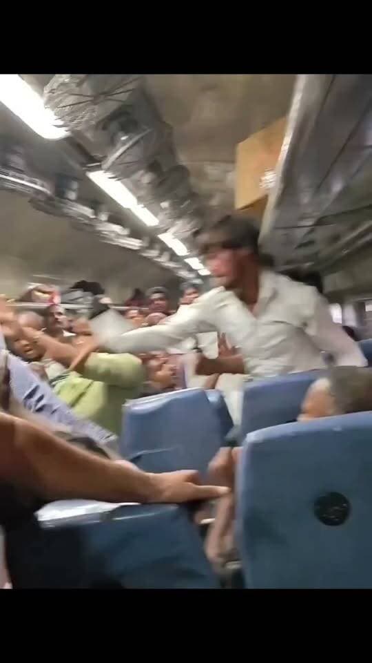 भागलपुर-घोघा ट्रेन में सीट को लेकर बवाल! भागलपुर से घोघा की ओर जा रही एक ट्रेन में सीट को लेकर दो यात्रियों के बीच विवाद इतना बढ़ा कि दोनों हाथापाई पर उतर आए। जब आसपास के लोगों ने बीच-बचाव कर मामला शांत कराने की कोशिश की, तो वे रुकने के बजाय और उग्र होकर आपस में भिड़ गए। ट्रेनों में आजकल सीट को लेकर संयम खोना और मारपीट पर उतर आना एक आम लेकिन बेहद चिंताजनक समस्या बनता जा रहा है। सफर के दौरान सहयात्रियों के साथ थोड़ा धैर्य और समझदारी बरतना बेहद जरूरी है। 📹 वीडियो क्रेडिट: सोशल मीडिया 💬 ट्रेनों में सीट विवाद पर लगातार होती ऐसी हिंसक घटनाओं पर आपकी क्या राय है? कमेंट में अपनी प्रतिक्रिया जरूर साझा करें। #bhagalpur #ghogha #indianrailways #trainfight #PassengerSafety #viralvideoシ