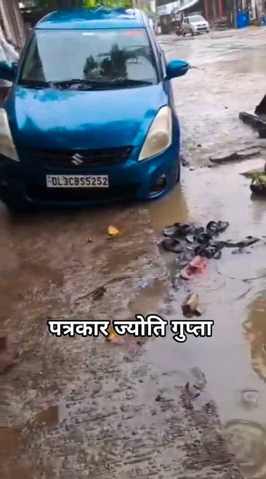 बारिश में नाले में फंसी चार पहिया गाड़ी, खखरेरू में अधूरे निर्माण पर उठे सवाल
उत्तरप्रदेश । जनपद फतेहपुर की नगर पंचायत खखरेरू में बारिश के दौरान एक चार पहिया वाहन नाले में उतर जाने की घटना ने स्थानीय लोगों की चिंता बढ़ा दी है। जवाहर इंटर कॉलेज के मुख्य द्वार के पास हुए इस हादसे में किसी के घायल होने की सूचना नहीं है, लेकिन घटना ने अधूरे निर्माण कार्य और सुरक्षा प्रबंधों को लेकर कई सवाल खड़े कर दिए हैं।
