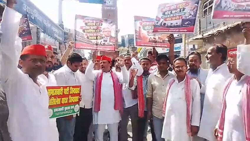 👉#वोट के मुद्दे पर सपा का शक्ति प्रदर्शन, घंटाघर से गांधी भवन तक निकाला पैदल मार्च
--#मुख्य चुनाव आयुक्त की कार्यप्रणाली पर उठाए सवाल, तनवीर बोले- वोट की सुरक्षा के लिए जारी रहेगा संघर्ष
शाहजहांपुर। समाजवादी पार्टी ने रविवार को ‘लोकतंत्र बचाओ सप्ताह’ के तहत शहर में पैदल मार्च निकालकर मतदाता सूची और वोट के अधिकार का मुद्दा उठाया। जिलाध्यक्ष एवं पूर्व चेयरमैन तनवीर खान के नेतृत्व में कार्यकर्ता घंटाघर स्थित डॉ. भीमराव आंबेडकर की प्रतिमा के पास एकत्र हुए। प्रतिमा पर माल्यार्पण के बाद मार्च मशीनरी मार्केट, बहादुरगंज और सदर बाजार होते हुए गांधी भवन पहुंचा। यहां महात्मा गांधी की प्रतिमा पर माल्यार्पण कर राष्ट्रगान और संविधान के अनुच्छेद 326 का पाठ किया गया।तनवीर खान ने कहा कि वोट की सुरक्षा और लोकतंत्र की मजबूती के लिए सपा का संघर्ष जारी रहेगा। उन्होंने मतदाता सूची के पुनरीक्षण के नाम पर मतदाताओं के नाम हटाए जाने का मुद्दा उठाया। पूर्व लोकसभा प्रत्याशी ज्योत्सना कश्यप ने कहा कि मुख्य चुनाव आयुक्त को निष्पक्ष होकर काम करना चाहिए। इस दौरान पूर्व विधायक राजेश यादव, रंणजय सिंह यादव, अनवर उल्ला खान, गायत्री वर्मा, सैयद रिजवान अहमद, नीरज मिश्रा, रामसूरत यादव, विजय सिंह, अतिउल्ला सिद्दीकी, चौधरी रामकुमार भोजवाल, संजीव कुमार वर्मा, अवधेश कुमार पाल, विकास चंद्र एडवोकेट, मुनेंद्र पाल सिंह यादव, रागिनी सिंह चौहान, कमल किशोर कठेरिया, जितेंद्र प्रसाद गौतम, अरविंद पाल, लखन प्रताप सिंह, आकाश वर्मा, परवेज अंसारी, सरताज खान, नाजिम फारुकी, अजीम खान, मोईन सफदर, किरन कठेरिया, जफरीन, प्रसून कुमार कनौजिया, विनोद वर्मा, आकाश यादव, शादाब खान, सुबहान खान, नीलम, पिंटू यादव, करुणा शंकर दीक्षित, संतोष कुमार पाल, लल्ला सिंह यादव, तय्यब खान, जबर सिंह, राजकुमार शर्मा, पीएल गौतम, मोहम्मद फैसल, छोटे मेंबर, विपिन यादव, विपिन यदुवंशी, तेजपाल यादव फौजी, धर्मवीर यादव फौजी, आसिफ कुरैशी, टिंकू सिंह, गुफरान खान, फैजान खान, अजीज अहमद खान, देवेंद्र कुमार मिश्रा एडवोकेट, शीशल धवन, खिजर महबूब खान, मोहम्मद तौफीक, अर्पित पाल, अनिल भोजवाल, श्याम सिंह यादव, परमजीत यादव, आदर्श गंगवार, सुनील यादव, रामबाबू प्रजापति, मनोज यादव, अयान खान, सरताज इदरीसी, समर्थ यादव, स्वामित्व यादव, आनंद शुक्ला, अखिलेश यादव, अवनीश यादव, अवनीश कनौजिया, धर्मवीर यादव, तस्लीम कुरैशी, शारिक, शाद, विकास सक्सेना, मोहम्मद इकबाल मंसूरी, साजिद, बबल किशोर वाल्मीकि, हिमांशु गुप्ता, मोनू कुरैशी, राजेश कश्यप, उजैर खान, अमान खान, रफत खान, मुनीर, श्लोक मौर्य, असलम खान, शब्बन अंसारी, मोहित कश्यप, इम्तियाज वली खान, युसूफ खान, साबिर इदरीसी, मोहसिन खान, उदय यादव और जिला अध्यक्ष के प्रतिनिधि एवं मीडिया प्रभारी शाहनवाज मौजूद रहे।
Tanveer Khan Samajwadi Party Mohd Shahnawaz Akash Verma