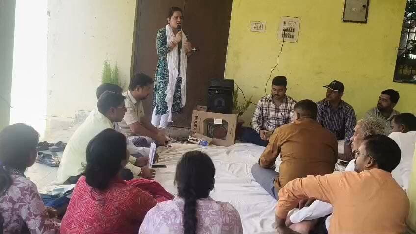 8 सूत्रीय मांगों को लेकर लेखपालों का धरना, समाधान दिवस का किया बहिष्कार
प्रांतीय कार्यकारिणी के आह्वान पर बांदा तहसील परिसर में चार घंटे तक चला प्रदर्शन
मुख्यमंत्री के नाम उपजिलाधिकारी को सौंपा ज्ञापन, लंबित मांगों के शीघ्र निस्तारण की उठाई मांग
बांदा | 04 अक्टूबर 2026 | दैनिक निष्पक्ष धारा
उत्तर प्रदेश लेखपाल संघ की प्रांतीय कार्यकारिणी के आह्वान पर शनिवार को बांदा तहसील के लेखपालों ने अपनी 8 सूत्रीय मांगों को लेकर धरना-प्रदर्शन किया। आंदोलन के तहत लेखपालों ने तहसील समाधान दिवस का बहिष्कार करते हुए सरकार से लंबित मांगों के शीघ्र समाधान की मांग उठाई। प्रदर्शन के बाद मुख्यमंत्री को संबोधित ज्ञापन उपजिलाधिकारी बांदा के माध्यम से सौंपा गया।
तहसील अध्यक्ष दीपक त्रिपाठी की अध्यक्षता में आयोजित धरने में बड़ी संख्या में लेखपाल शामिल हुए। सुबह 10 बजे से दोपहर 2 बजे तक चले प्रदर्शन के दौरान वक्ताओं ने कहा कि लंबे समय से संवर्गीय समस्याएं लंबित हैं, जिनके समाधान के लिए कई बार शासन और प्रशासन का ध्यान आकर्षित कराया गया, लेकिन अब तक अपेक्षित कार्रवाई नहीं हो सकी है।
लेखपालों ने कहा कि यदि उनकी मांगों पर समय रहते सकारात्मक निर्णय नहीं लिया गया तो संगठन आगे भी लोकतांत्रिक तरीके से आंदोलन जारी रखने पर विचार करेगा। प्रदर्शन के उपरांत मुख्यमंत्री को संबोधित ज्ञापन उपजिलाधिकारी को सौंपकर मांगों के शीघ्र निस्तारण की अपेक्षा व्यक्त की गई।
धरने में तहसील मंत्री राकेश राजपूत, जिलाध्यक्ष राकेश बुंदेला, जिला मंत्री रविन्द्र यादव, गोविन्द शुक्ला, रमेश यादव, राजकुमार पटेल, धर्मराज कुशवाहा, अतुल गुप्ता, मंदीप सिंह, प्रीती कुशवाहा, रजनी, सौम्या दीक्षित, वंदना यादव सहित बड़ी संख्या में लेखपाल उपस्थित रहे।
लेखपाल संघ के पदाधिकारियों ने कहा कि उनकी मांगें कर्मचारियों के हितों के साथ-साथ राजस्व व्यवस्था को और अधिक प्रभावी बनाने से भी जुड़ी हैं। उन्होंने सरकार से सकारात्मक वार्ता कर समस्याओं के समाधान का आग्रह किया।
एनडी न्यूज़ की अपील
लोकतांत्रिक व्यवस्था में कर्मचारी संगठनों को अपनी मांगें शांतिपूर्ण एवं संवैधानिक तरीके से रखने का अधिकार है। वहीं शासन और कर्मचारी संगठनों के बीच सकारात्मक संवाद के माध्यम से समस्याओं का समयबद्ध समाधान जनहित और प्रशासनिक व्यवस्था दोनों के लिए आवश्यक है। आमजन को होने वाली असुविधा को कम करने के लिए सभी पक्षों को समन्वय के साथ आगे बढ़ना चाहिए।
👇👇
#NDNews #दैनिक_निष्पक्ष_धारा #Banda #Lekhpal #LekhpalUnion #Protest #SamadhanDiwas #UttarPradesh #RevenueDepartment #Employees #PublicInterest
👇👇👇
@dgpup
@RSSorg
@UPGovt
@RSSgeet
@wpl1090
@Uppolice
@MIB_India
@PMOIndia
@HMOIndia
@VHPDigital
@InfoDeptUP
@myogioffice
@homeupgov
@CMOUP_RC
@CMOfficeUP
@ChiefSecyUP
@ChiefSecyUP
@MahantYogiG
@UpPolicemitra
@BajrangDalOrg
@UPPViralCheck
@rashtrapatibhvn
@112UttarPradesh
@UPMahilakalyan
@myogiadityanath
@BandaDm
@UPRevenueDept
👇👇👇
🟥 ND NEWS | दैनिक निष्पक्ष धारा
मुख्य संपादक / संस्थापक: राजन सिंह हाड़ा
सह-संपादक: शालिनी सिंह भदौरिया
✒️ रिपोर्ट: बांदा जिला ब्यूरो
📍 कार्यालय-3: U158, हीरा स्वीट्स के पास, विकास मार्ग, लक्ष्मी नगर, पूर्वी दिल्ली, पिन कोड – 110092 (NCR)
📍 कार्यालय-2: विधानसभा रोड, बर्लिंगटन चौराहा, लखनऊ – 226001 (UP)
📍 कार्यालय-1: 1/1 अटल बिहारी चौराहा, नियर बर्मा चौराहा, फतेहपुर – 212601 (UP)
📅 दिनांक: 04 अक्टूबर 2026
📆 दिन: रविवार
📧 Email: ndnewschannel@gmail.com
📞 मोबाइल: 9696119696