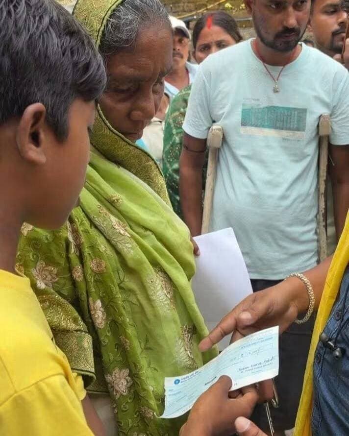 जनता दरबार में 7 जरूरतमंदों को मिली आर्थिक मदद
#रांची: जनता दरबार में अलग-अलग क्षेत्रों से पहुंचे 7 जरूरतमंद फरियादियों को आर्थिक सहायता दी गई। डुमरी विधायक जयराम महतो ने अपने निजी वेतन से 7 चेक के माध्यम से जरूरतमंदों की मदद की।
जानकारी के अनुसार, दुग्धा, जरीडीह, तेलो, पहाड़पुर-तोपचांची, ऊपरघाट-पेंक-नारायण और गिरिडीह से पहुंचे लोगों ने अपनी समस्याएं रखीं। किसी को सड़क दुर्घटना के बाद आर्थिक संकट का सामना करना पड़ रहा था, तो कोई कैंसर जैसी गंभीर बीमारी के इलाज के लिए मदद मांगने पहुंचा था।
वहीं, कुछ लोगों को अस्पताल की दवा और इलाज के लिए आर्थिक सहयोग की जरूरत थी। एक जरूरतमंद ने B.Ed. में रजिस्ट्रेशन के लिए सहायता मांगी थी।
जयराम महतो ने कहा कि जनता दरबार में आने वाला हर व्यक्ति उनके लिए समान है। जाति, धर्म और क्षेत्र से ऊपर उठकर अपनी क्षमता के अनुसार जरूरतमंद लोगों की मदद करने का प्रयास किया जाता है।
उन्होंने कहा कि जनता दरबार केवल समस्याएं सुनने का मंच नहीं, बल्कि लोगों के मुश्किल समय में उनके साथ खड़े होने का भी माध्यम है।
जयराम महतो ने कहा— “जोहार, संघर्ष जारी है।
#JairamMahato #JairamKumarMahato #DumriMLA #जनतादरबार #आर्थिकसहायता #झारखंड #JharkhandNews #JharkhandPolitics #Dumri #Giridih #Bokaro #जनताकीआवाज #JharkhandUpdates #ViralNews #LoktantraBharat