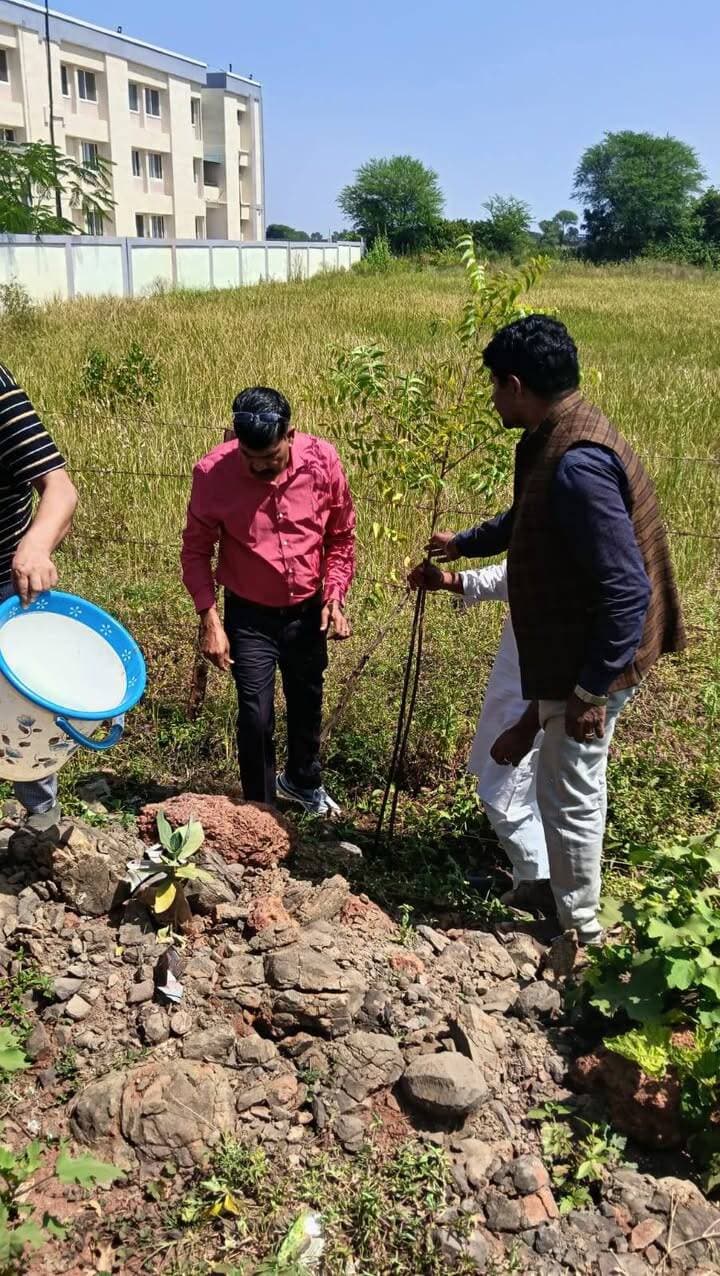 सेवा सेतु अभियान के तहत कुरवाई तहसील परिसर में पौधरोपण
कुरवाई तहसील परिसर में सेवा सेतु अभियान के तहत पौधरोपण
..
सेवा सेतु अभियान के अंतर्गत पर्यावरण संरक्षण एवं हरित वातावरण को बढ़ावा देने के उद्देश्य से कुरवाई तहसील परिसर में पौधरोपण कार्यक्रम आयोजित किया गया। कार्यक्रम में एसडीएम श्री मोतीलाल अहिरवार की उपस्थिति में तहसील परिसर में विभिन्न प्रजातियों के पौधे रोपे गए।
पौधरोपण कार्यक्रम के दौरान एसडीएम श्री मोतीलाल अहिरवार ने कहा कि पर्यावरण संरक्षण हम सभी की सामूहिक जिम्मेदारी है। अधिक से अधिक पौधे लगाकर उनका संरक्षण एवं नियमित देखभाल किया जाना आवश्यक है, ताकि आने वाली पीढ़ियों को स्वच्छ, स्वस्थ एवं हरा-भरा वातावरण मिल सके। उन्होंने कहा कि सेवा सेतु अभियान का उद्देश्य शासकीय सेवाओं को आमजन तक सहज रूप से पहुंचाने के साथ-साथ जनभागीदारी के माध्यम से सामाजिक सरोकारों को भी बढ़ावा देना है। पौधरोपण जैसे कार्यक्रम लोगों को पर्यावरण के प्रति जागरूक करने में महत्वपूर्ण भूमिका निभाते हैं।
कार्यक्रम के दौरान तहसील परिसर में लगाए गए पौधों के संरक्षण एवं उनकी नियमित देखभाल पर भी विशेष जोर दिया गया। उपस्थित अधिकारियों एवं कर्मचारियों ने पौधों के संरक्षण का संकल्प लेते हुए पर्यावरण संरक्षण में सक्रिय सहभागिता की। सेवा सेतु अभियान के तहत आयोजित इस पौधरोपण कार्यक्रम से तहसील परिसर में हरियाली को बढ़ावा देने के साथ ही आमजन को पर्यावरण संरक्षण का संदेश भी दिया गया। #Vidisha