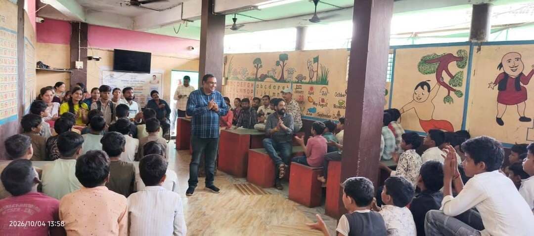 ✅ सेवा मेरा योगदान अभियान के तहत बीएसडब्ल्यू एवं एमएसडब्ल्यू विद्यार्थियों ने अनाथालय व वृद्धाश्रम का किया भ्रमण
मध्य प्रदेश जन अभियान परिषद विकासखंड हरदा के अंतर्गत संचालित मुख्यमंत्री सामुदायिक नेतृत्व क्षमता विकास कार्यक्रम के अंतर्गत बीएसडब्ल्यू एवं एमएसडब्ल्यू के छात्र-छात्राओं द्वारा सेवा मेरा योगदान अभियान के तहत अनाथालय एवं वृद्धाश्रम का भ्रमण किया गया। इस दौरान विद्यार्थियों ने अनाथालय में रह रहे बच्चों से आत्मीय मुलाकात कर उनके साथ समय बिताया और उनके अनुभव साझा किए। छात्र-छात्राओं ने बच्चों को फल वितरित किए तथा उनके सर्वांगीण विकास एवं आवश्यक सहयोग के लिए हरसंभव प्रयास करने का संकल्प लिया। विभाग के जिला समन्वयक संदीप गौहर ने कहा कि शासन द्वारा संचालित इस अभियान का उद्देश्य समाज के जरूरतमंद एवं आश्रित वर्गों की सेवा करना है। उन्होंने कहा कि बच्चों के सर्वांगीण विकास के साथ-साथ ऐसे आश्रित बच्चों की सेवा और सहयोग के लिए हम सदैव तत्पर हैं। इसके पश्चात छात्र-छात्राओं ने वृद्धाश्रम पहुंचकर बुजुर्ग महिला एवं पुरुषों से आत्मीय भेंट की। विद्यार्थियों ने उनके साथ बातचीत कर उनका हालचाल जाना और अपने अनुभव साझा किए। इस दौरान बुजुर्गों को फल वितरित कर उन्हें हरसंभव सहयोग एवं मदद का भरोसा दिलाया गया।
कार्यक्रम के माध्यम से विद्यार्थियों ने सेवा, संवेदना और सामाजिक जिम्मेदारी का संदेश दिया। इस अवसर पर परामर्शदाता दीनबंधु गौर, सुरेंद्र चौहान, राधेश्याम विश्वकर्मा, पीहू गाठिया, नितिन धनगर सहित बीएसडब्ल्यू एवं एमएसडब्ल्यू के छात्र-छात्राएं उपस्थित रहे।
Jansampark Madhya Pradesh
#सेवा_संकल्प_अभियान
#SevaSankalpAbhiyan
#SevaMeraYogdaan
#Harda #हरदा